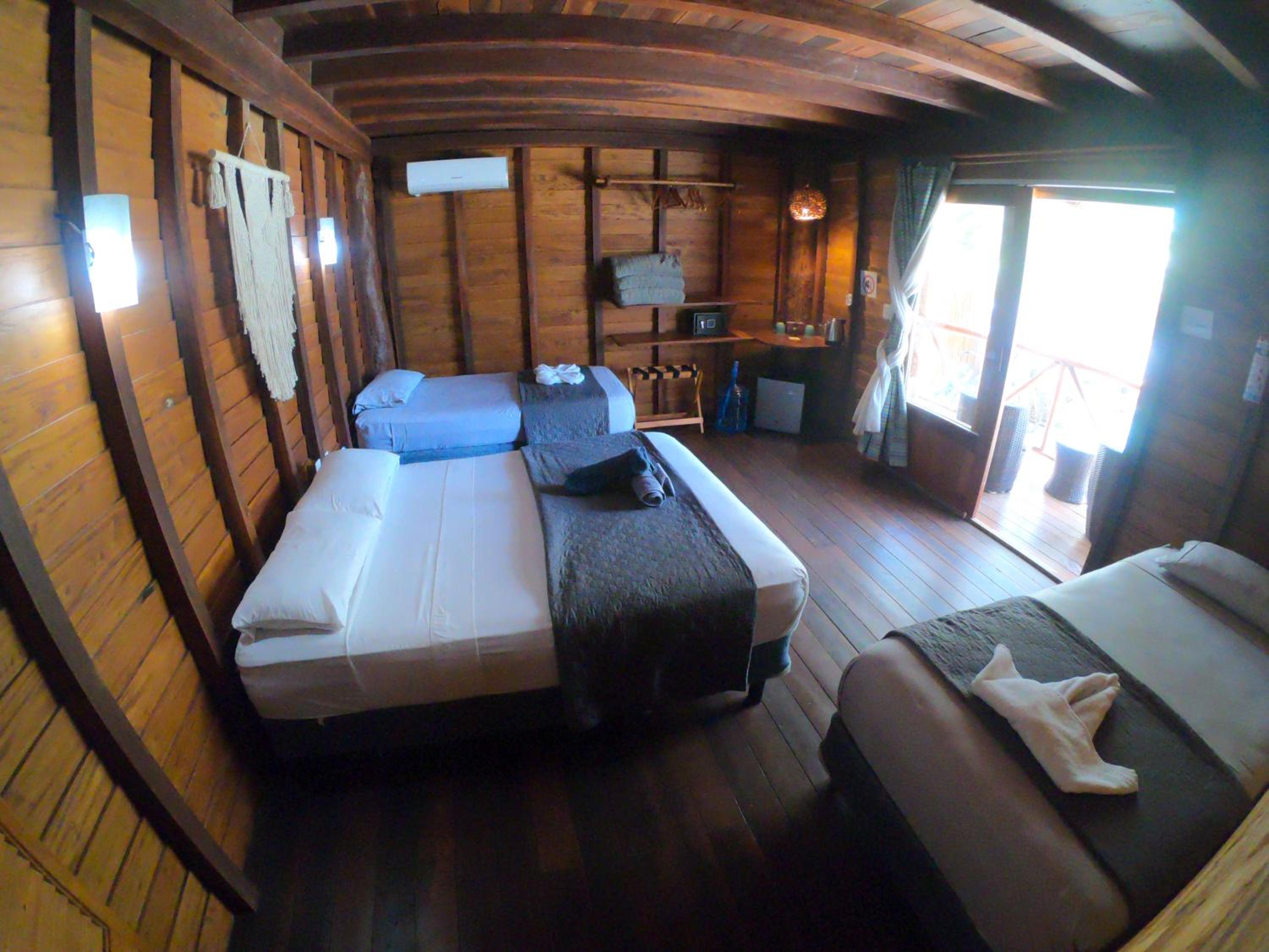 Quadruple Room with Sea View - Photo 25