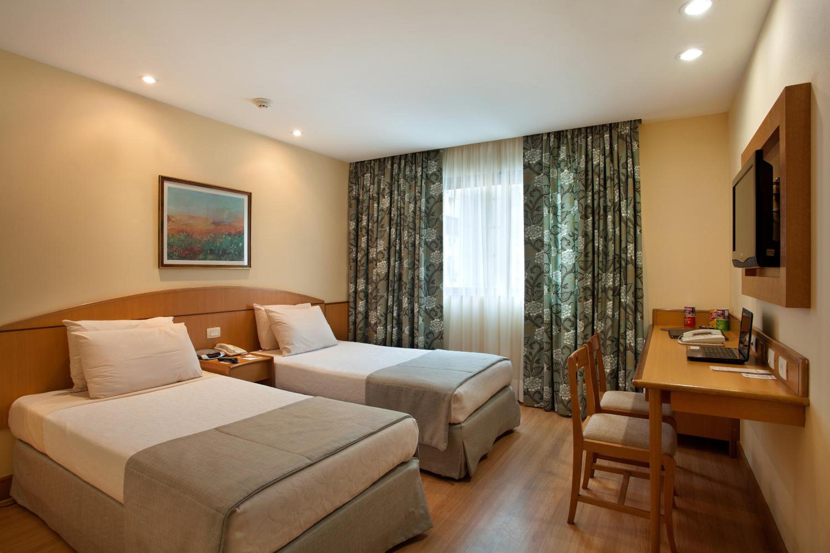 Standard Twin Room with Internal View thumbnail 6