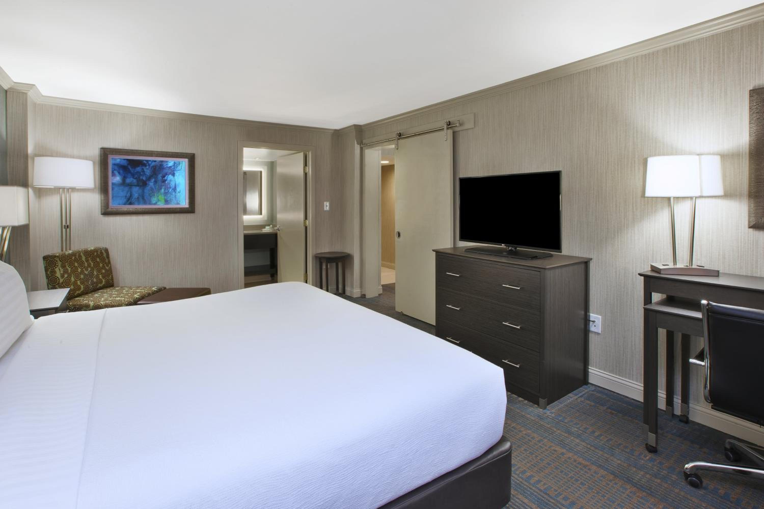 One-Bedroom King Suite photo 3