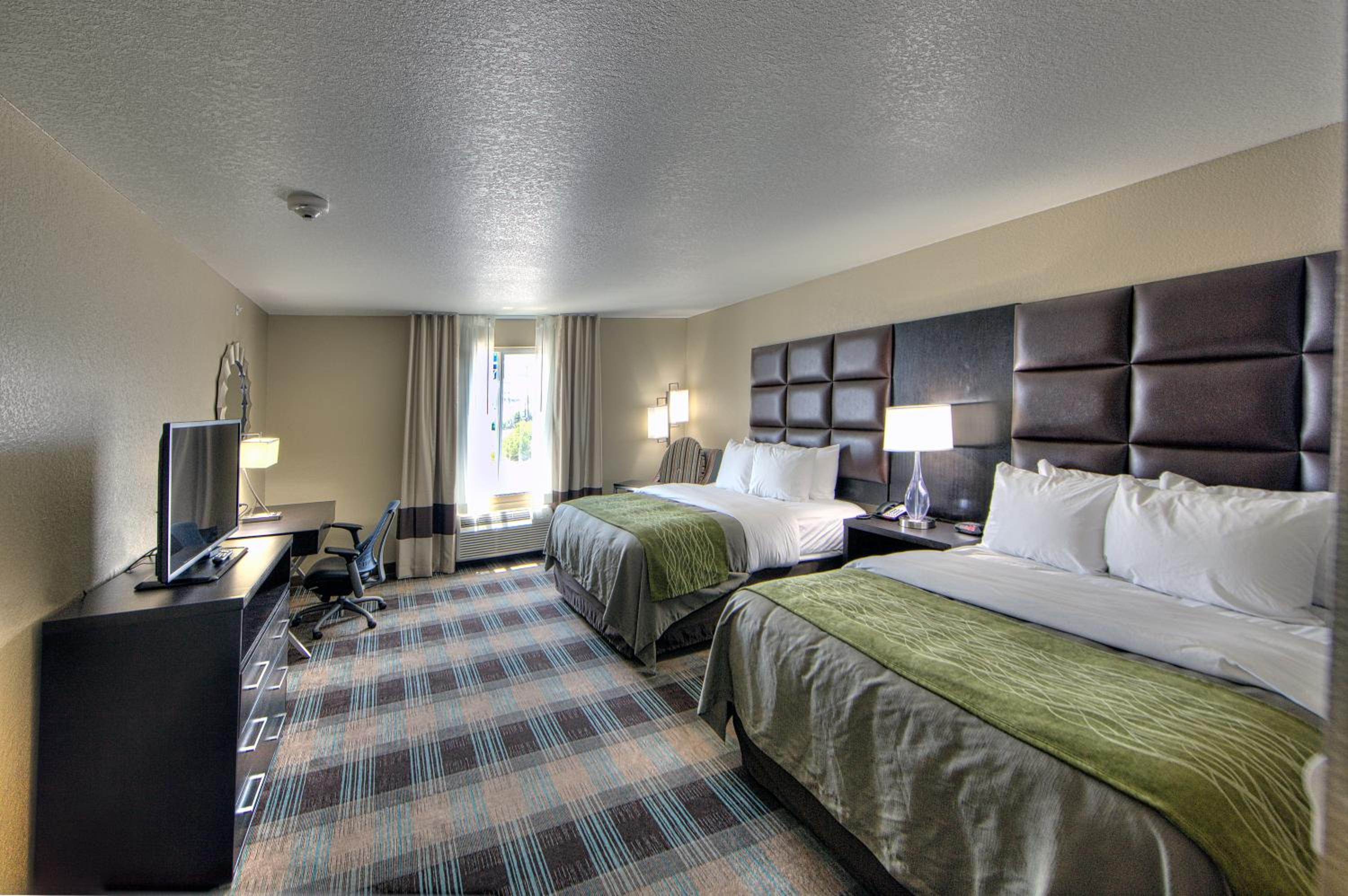 Queen Room with Two Queen Beds photo 2