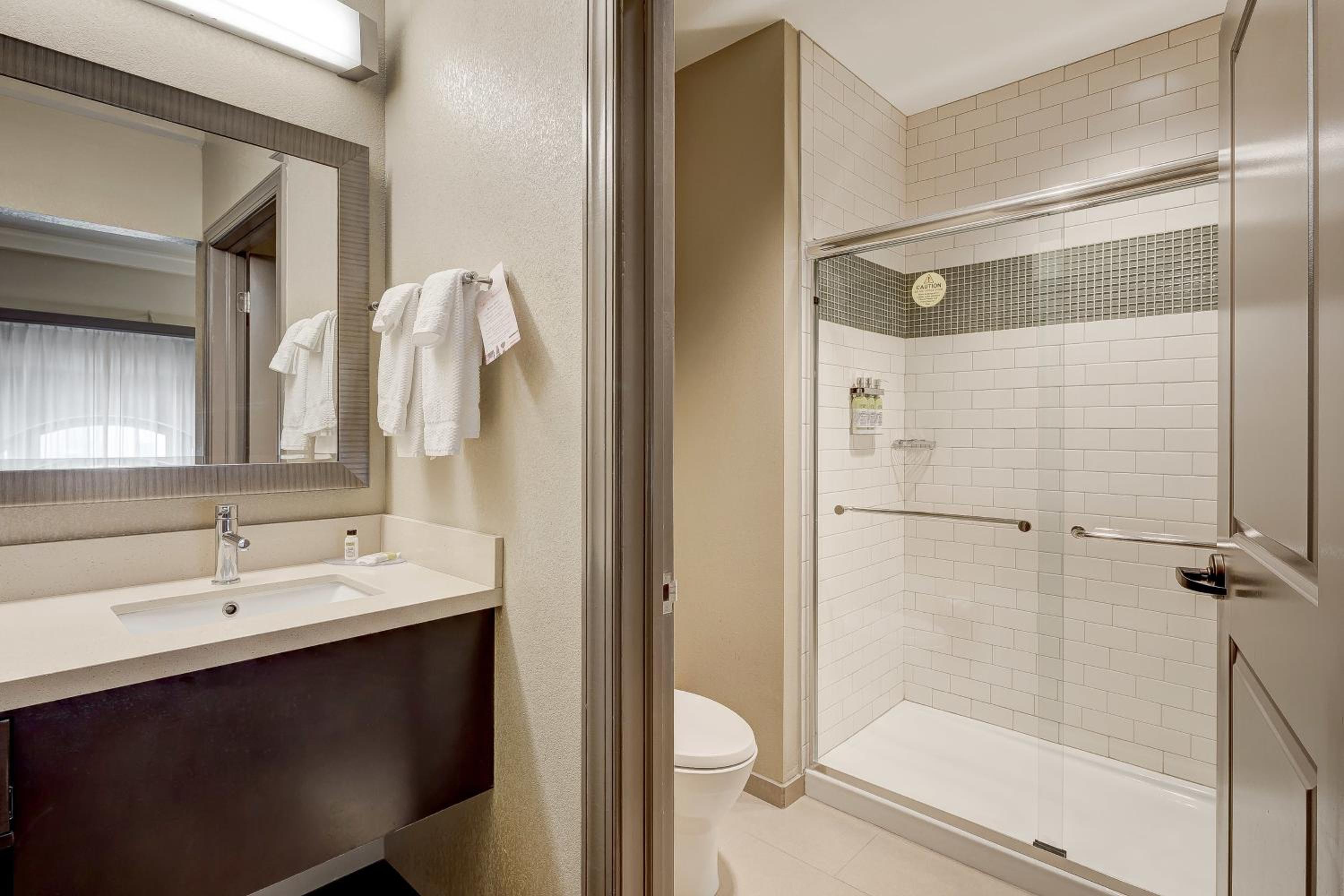 Queen Studio Suite photo 2