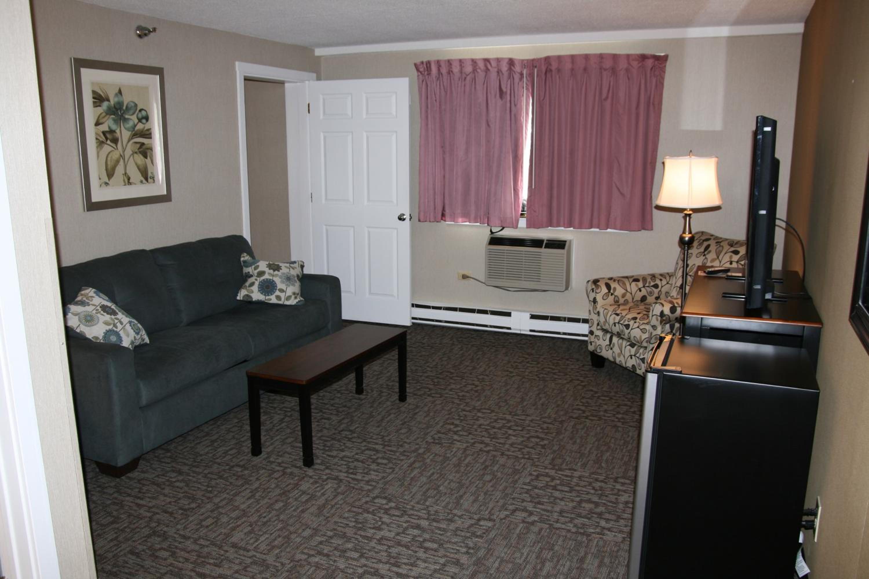 Deluxe King Suite photo 3