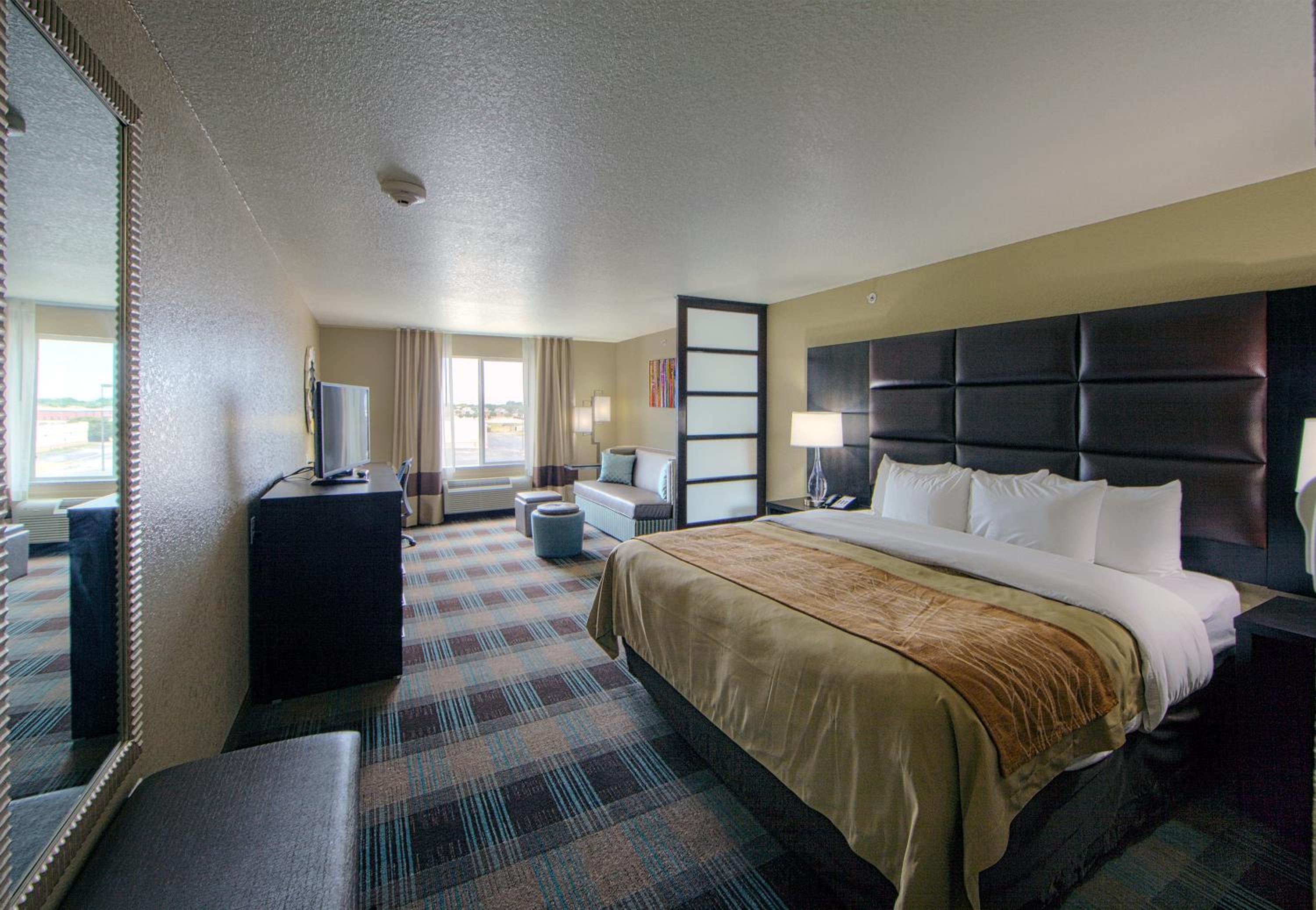 King Suite with Sofa Bed - Non-Smoking photo 1