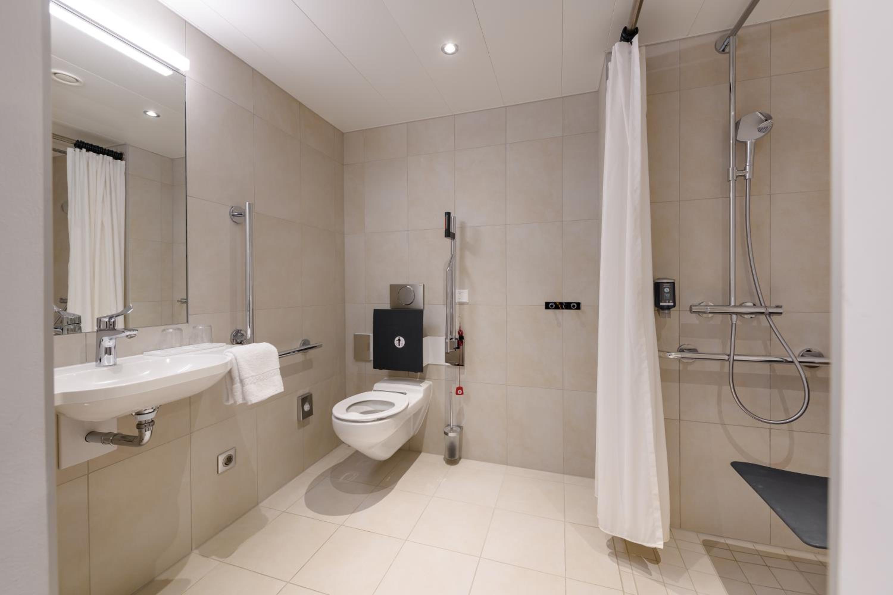 Standard Low-Barrier Room with Double Bed  photo 3