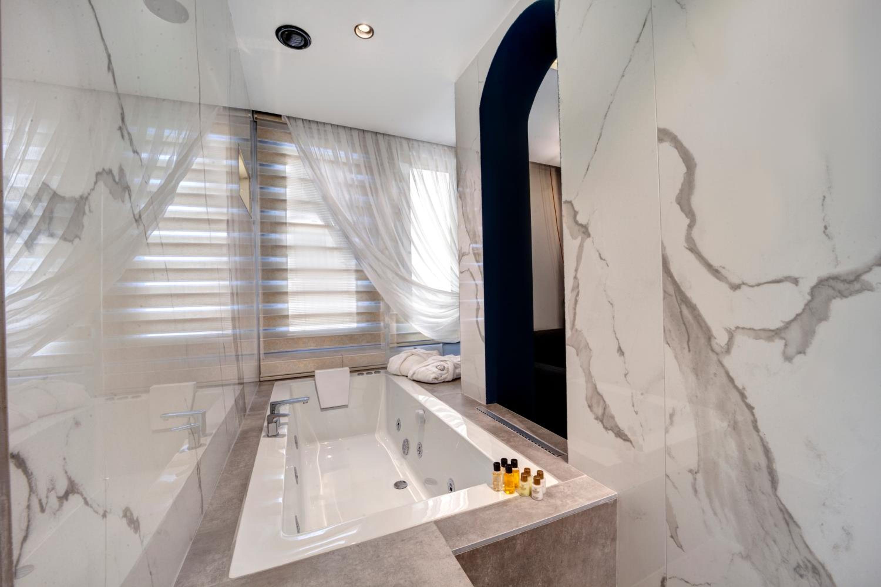 Deluxe Suite photo 2