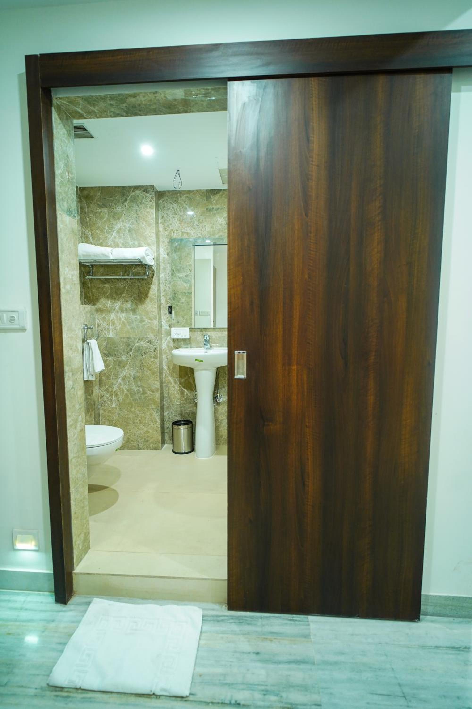 Deluxe King Room - Photo 7
