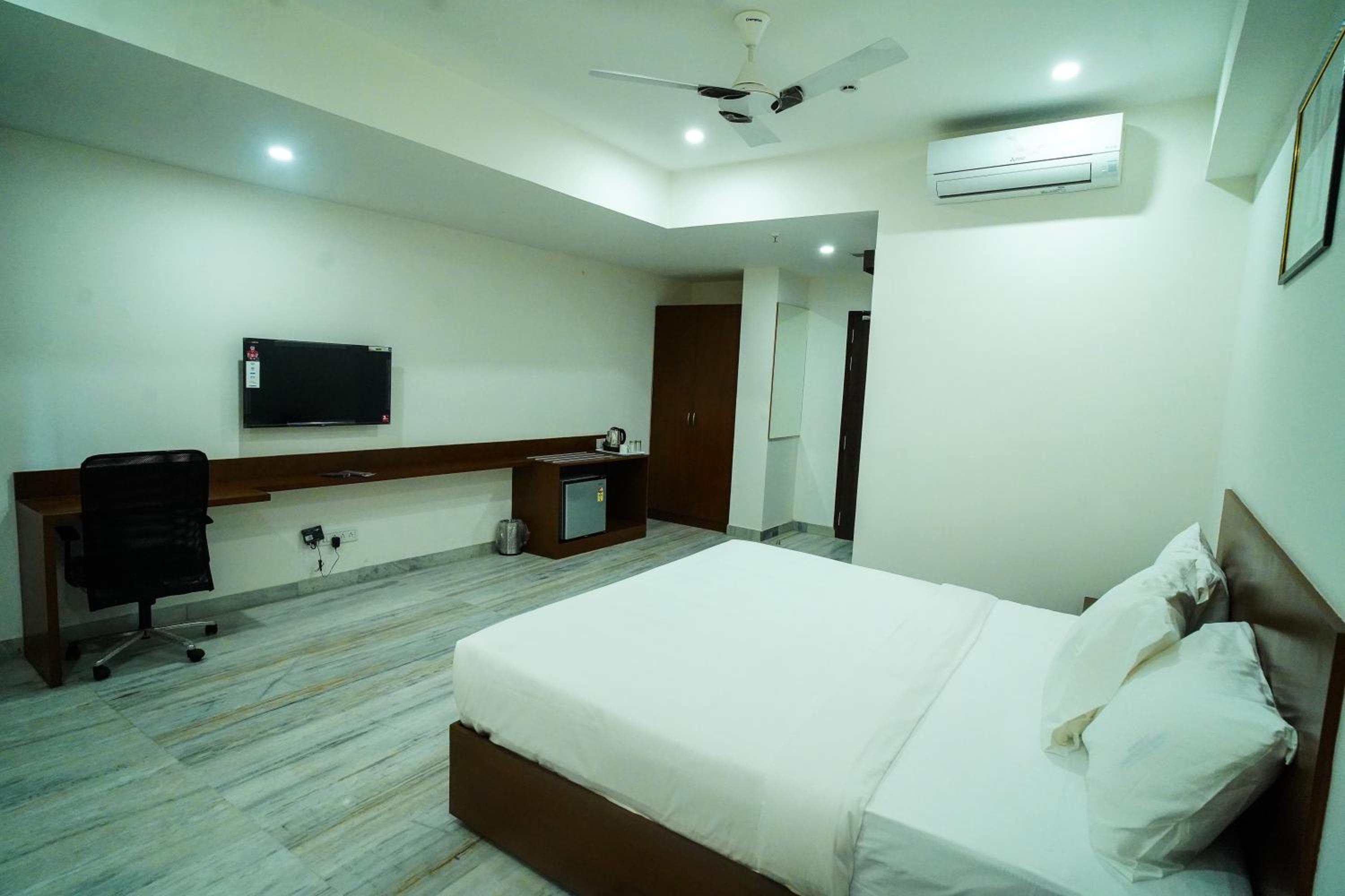 Standard Double Room - Photo 11