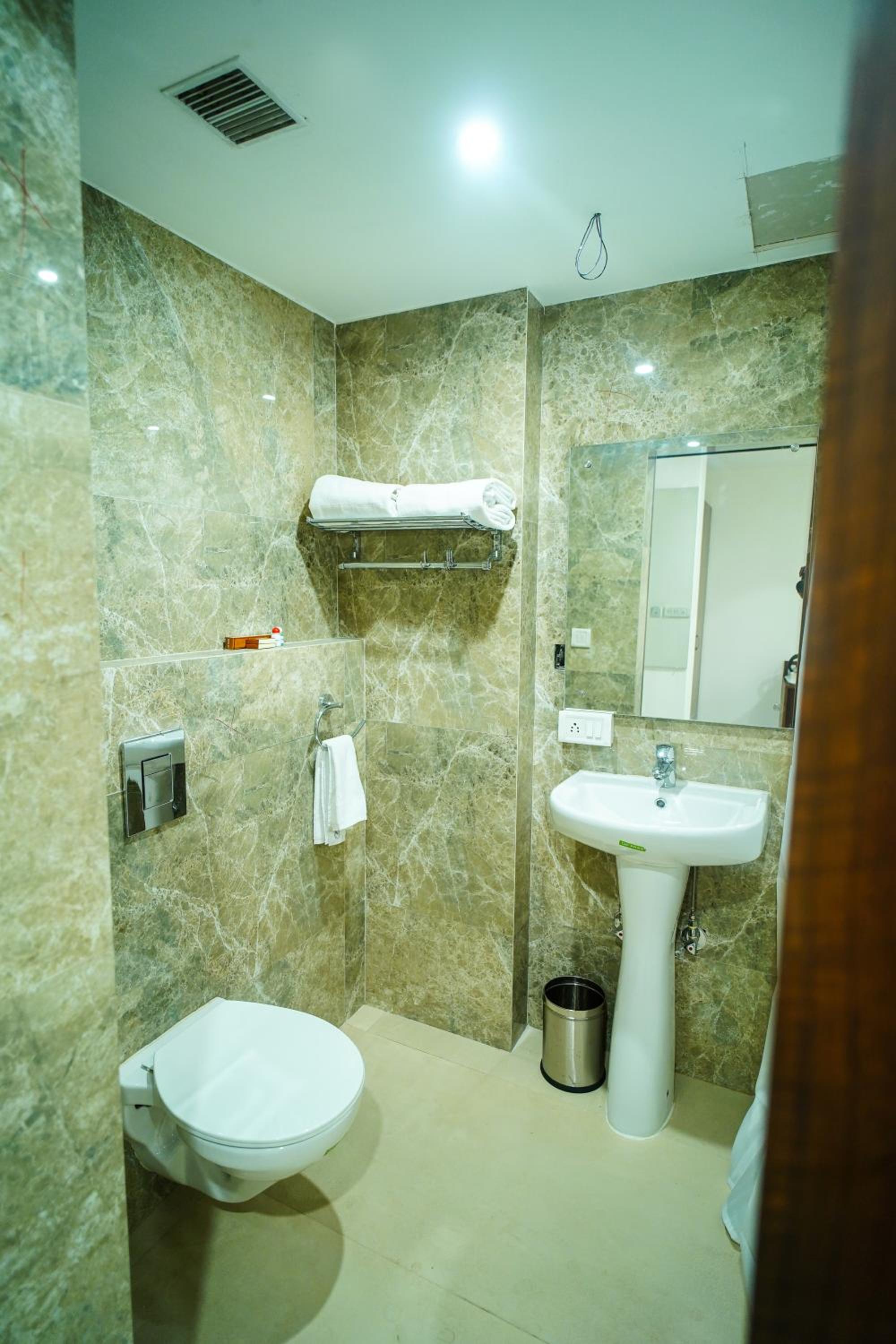 Deluxe King Room - Photo 9