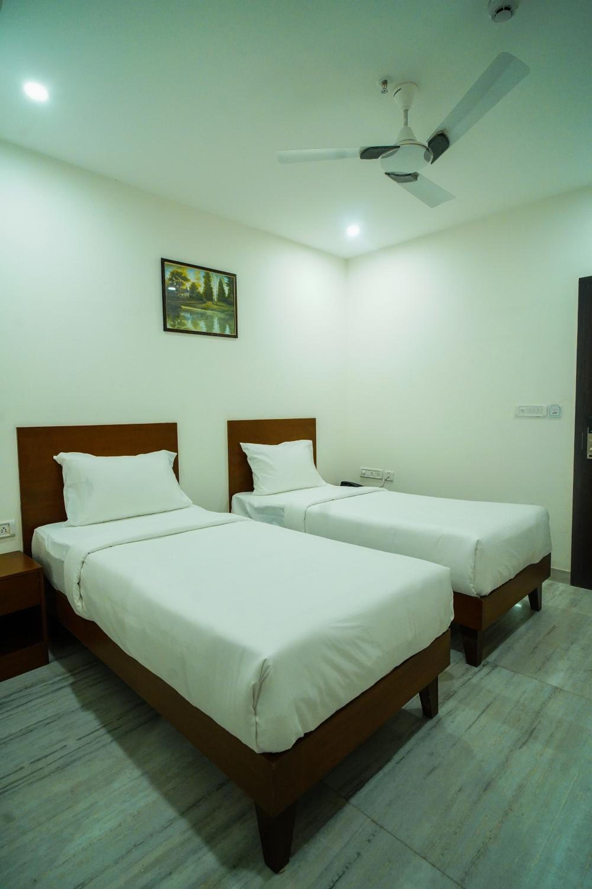 Deluxe Room - Photo 10