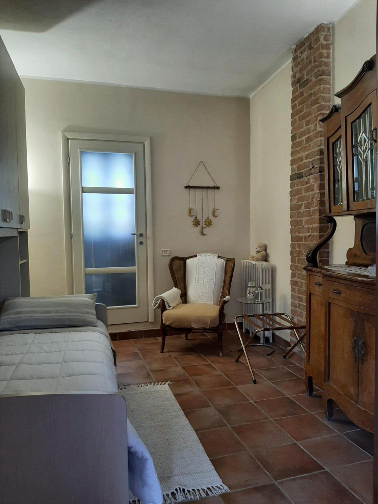 Single Room with Bathroom photo 1