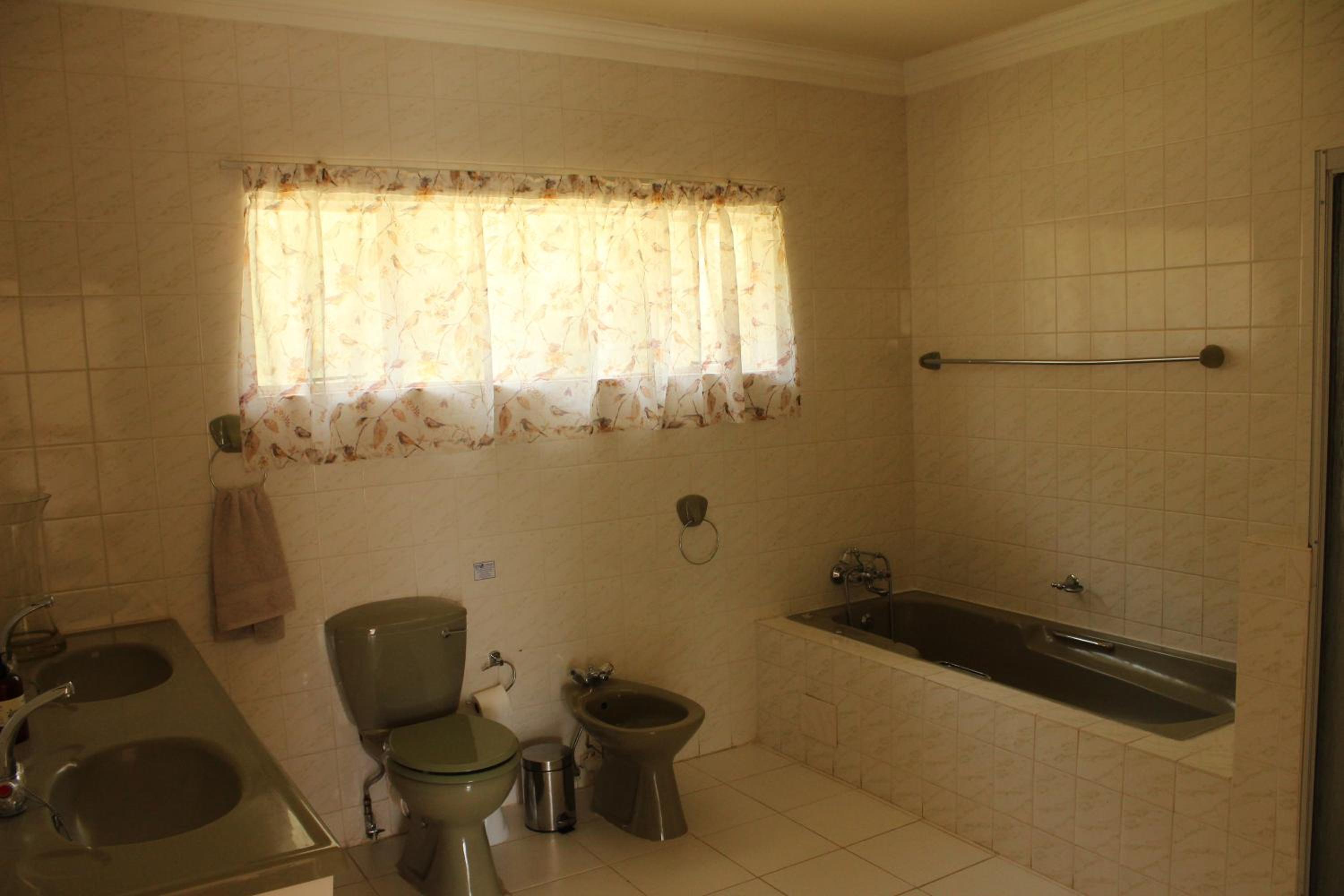 Deluxe Double Room (2 Adults + 1 Child) photo 3