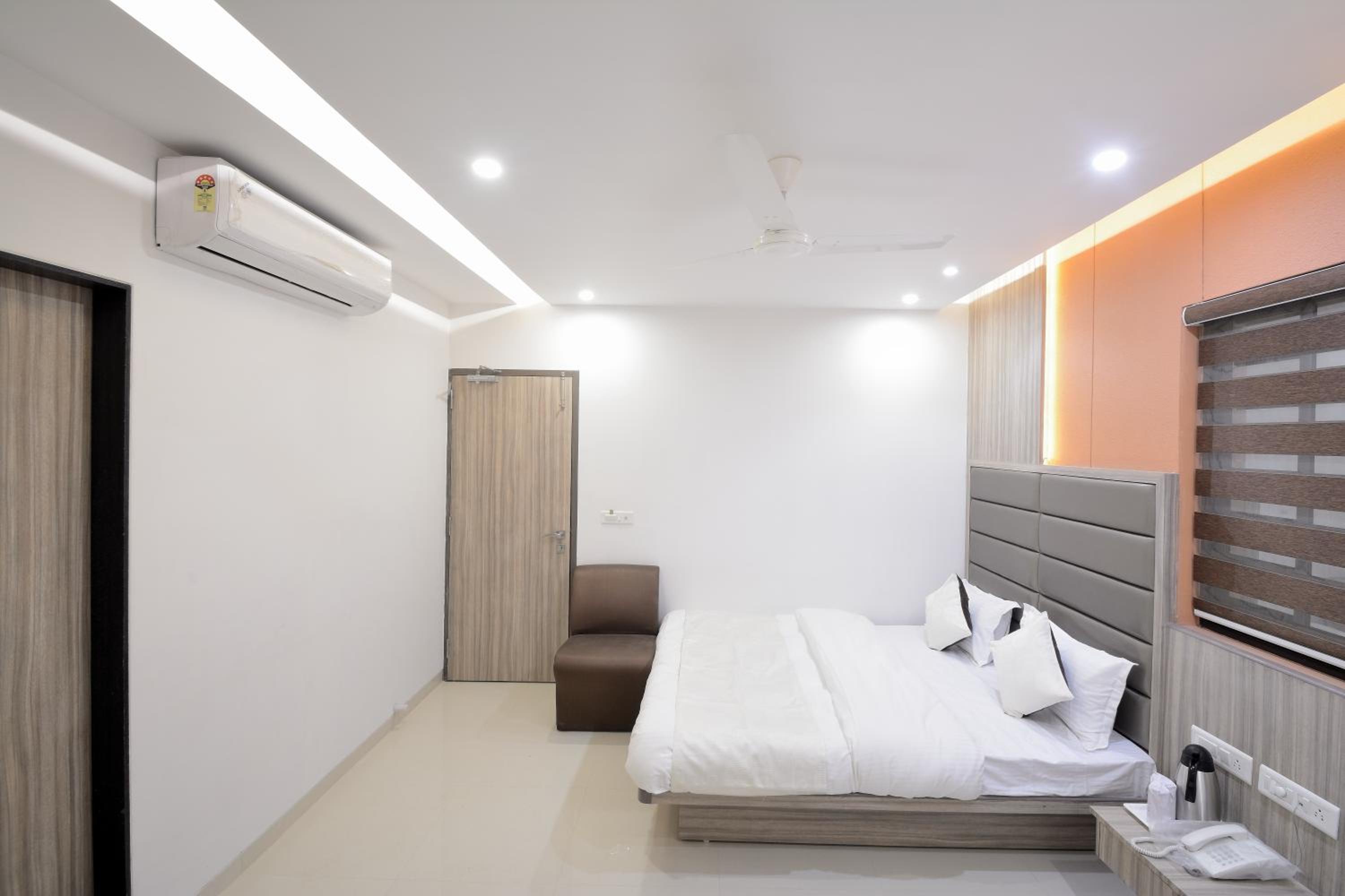 Super Deluxe Room - Photo 9