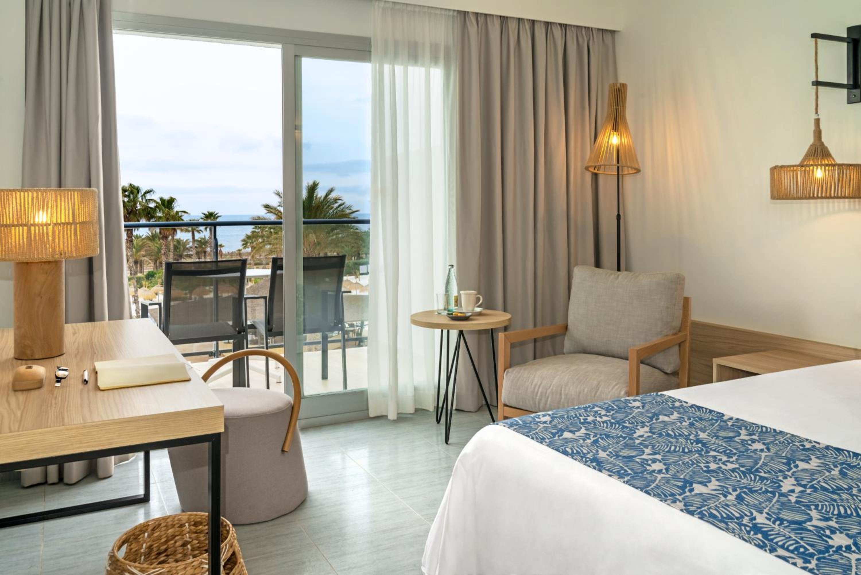  Deluxe Double Room with Side Sea View - Photo 2