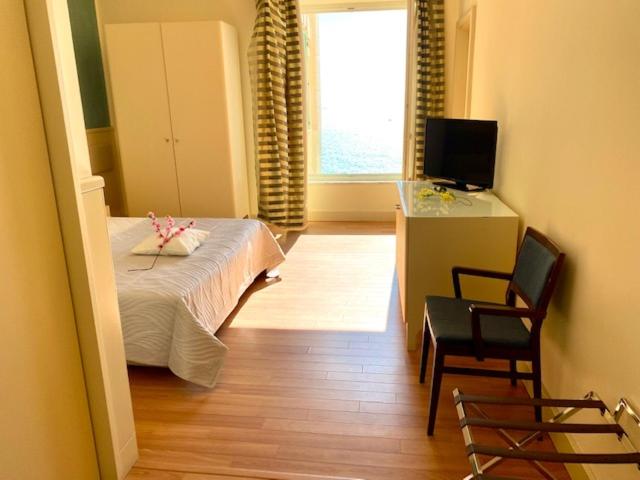 Double or Twin Room with Sea View - Photo 4