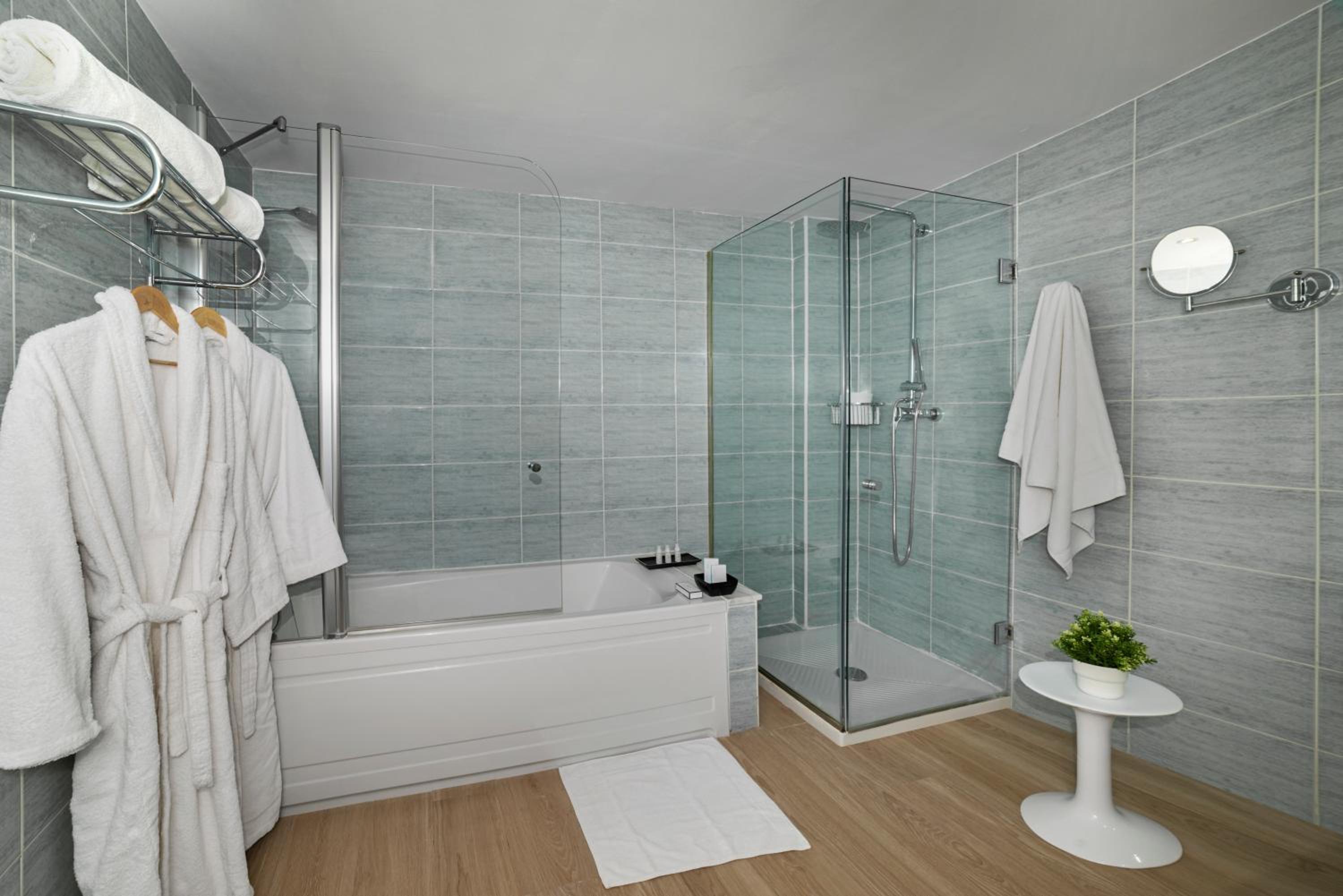 Junior Suite (2 Adults + 1 Child) - Photo 3