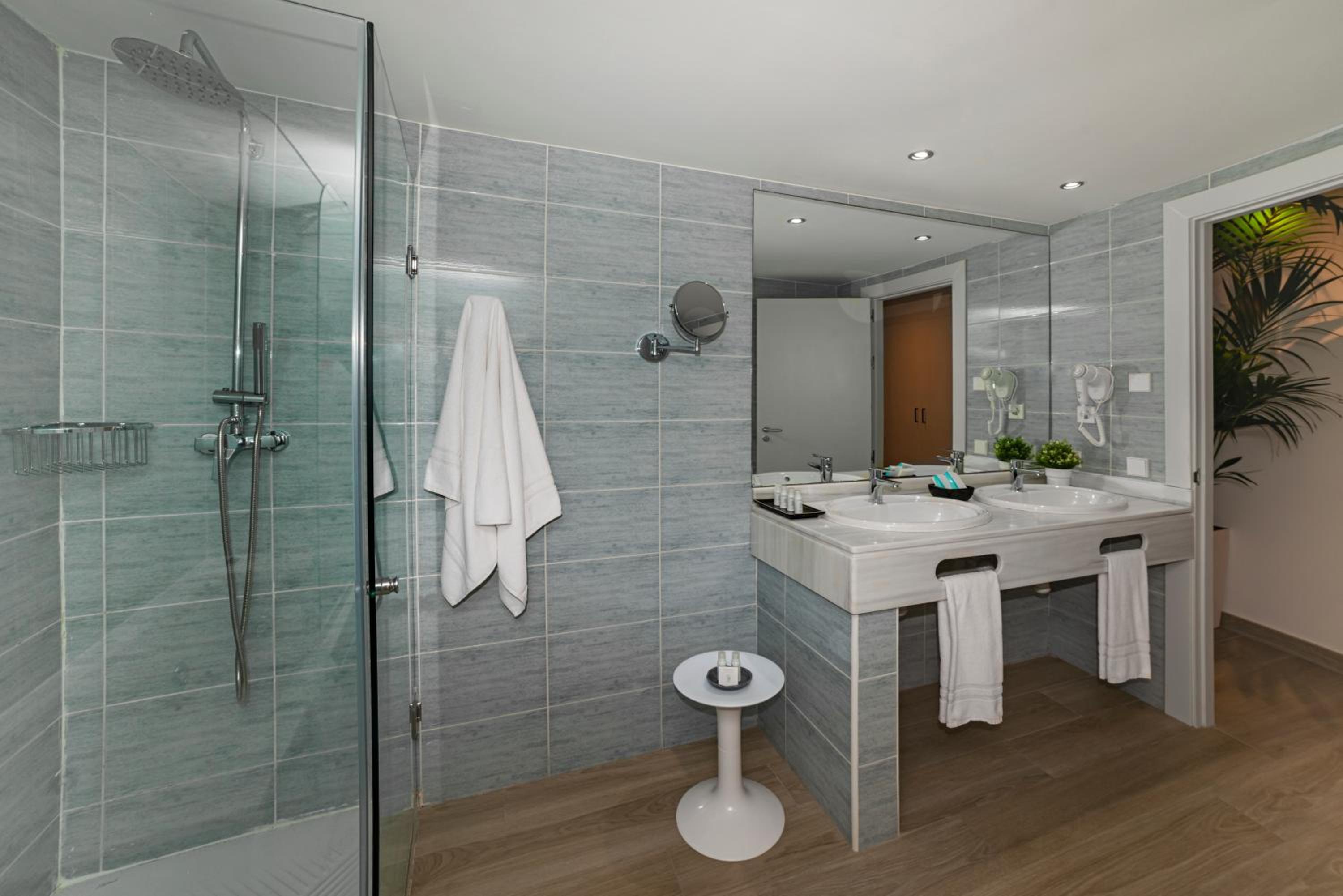 Junior Suite (2 Adults + 1 Child) - Photo 2