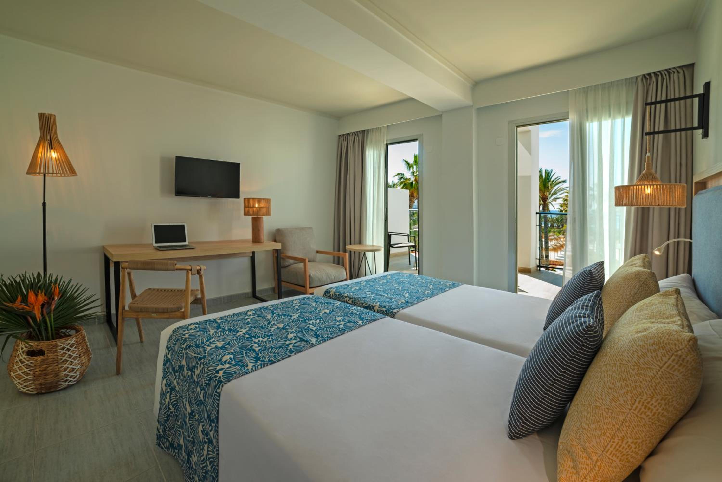 Premium Room with Sea View - Photo 3