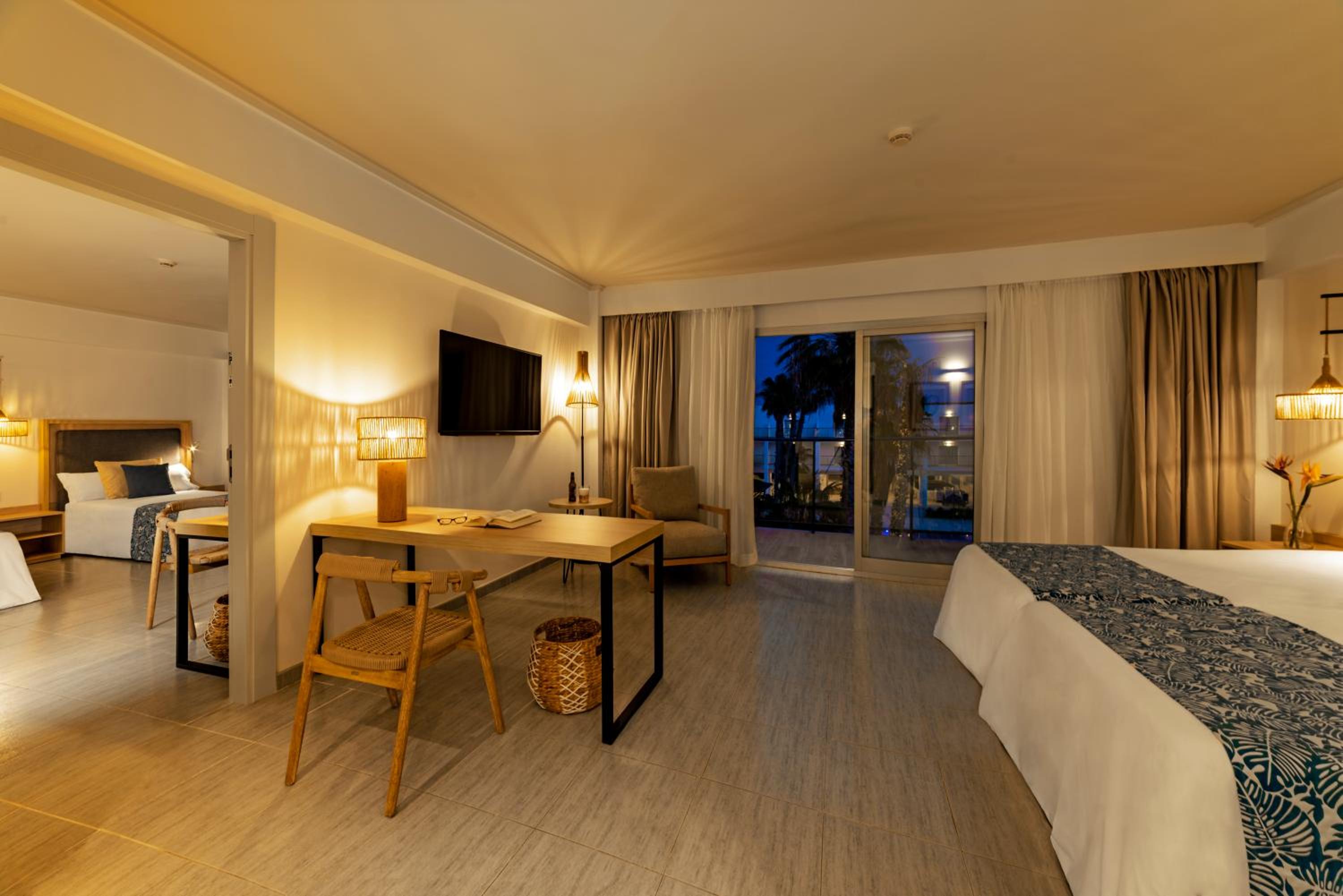 Habitación Comunicada con Vista Parcial al Mar