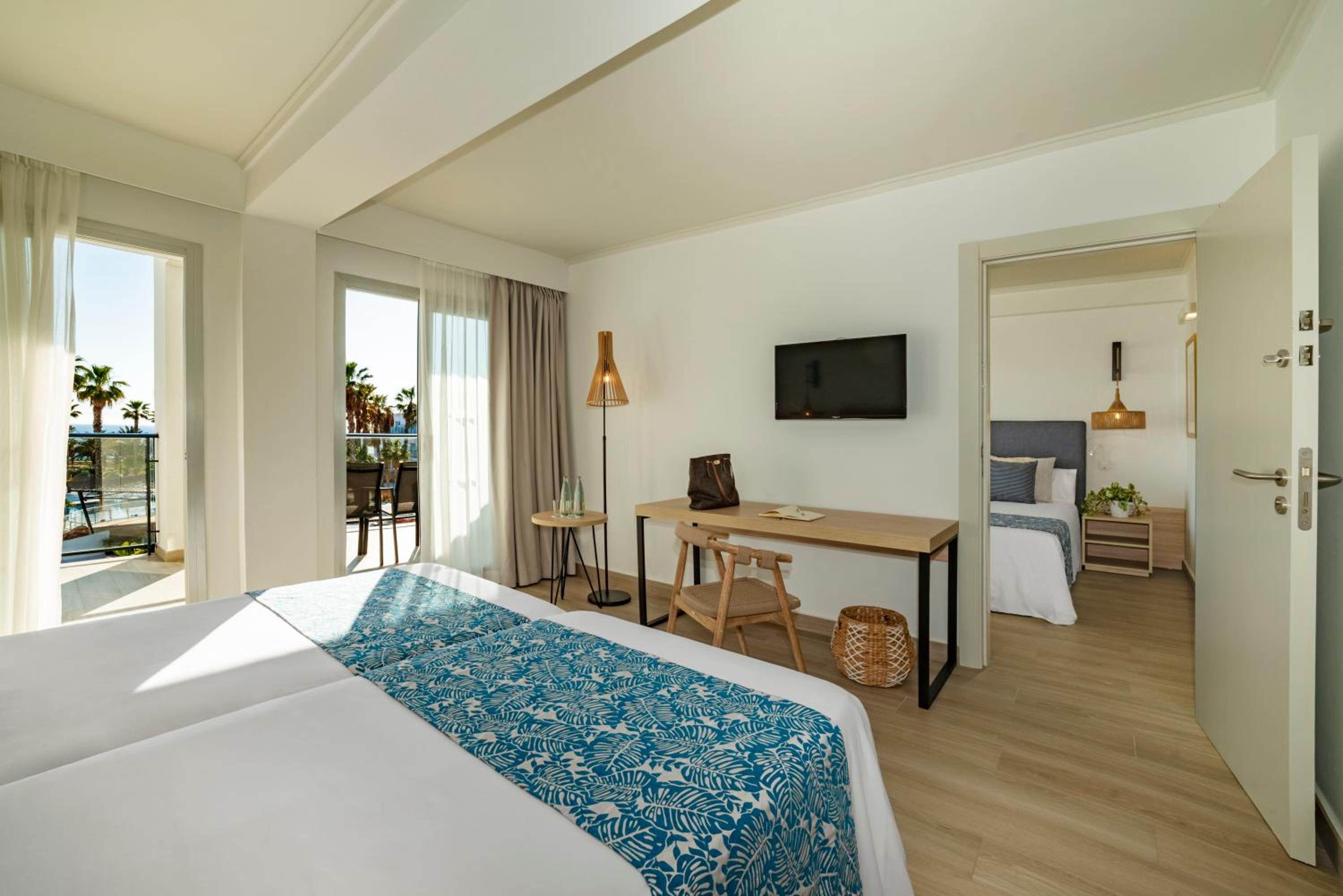 Connecting Room with Partial Sea View photo 2