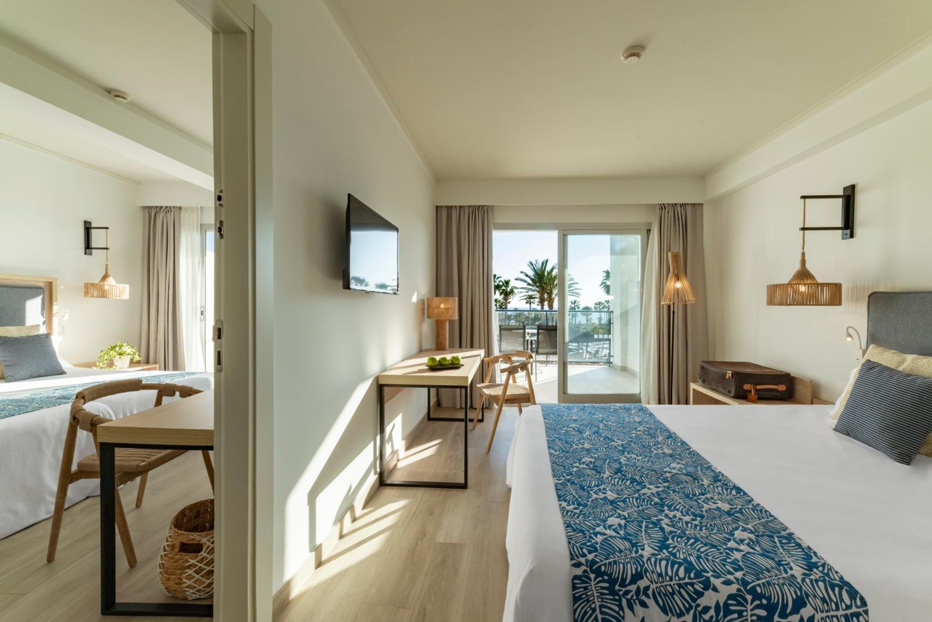 Connecting Room with Partial Sea View photo 3