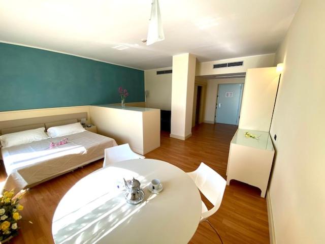 Deluxe Double Room with Sea View - Photo 2