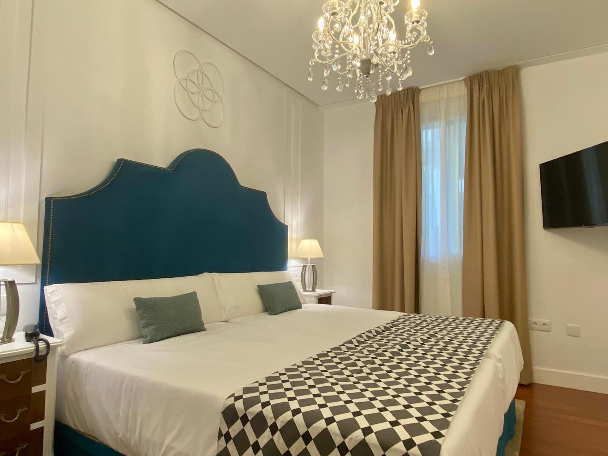 Double or Twin Room - Photo 8