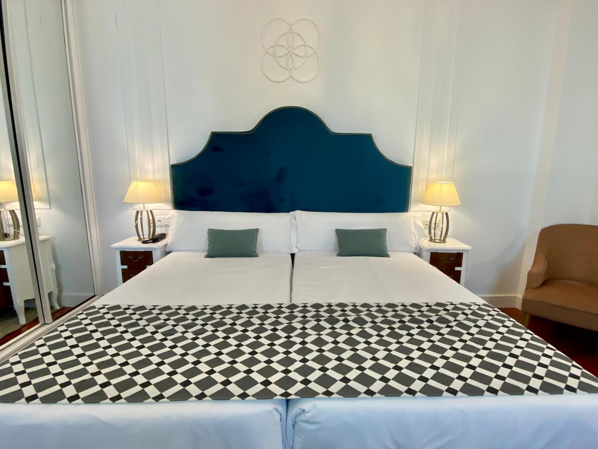 Double or Twin Room - Photo 5