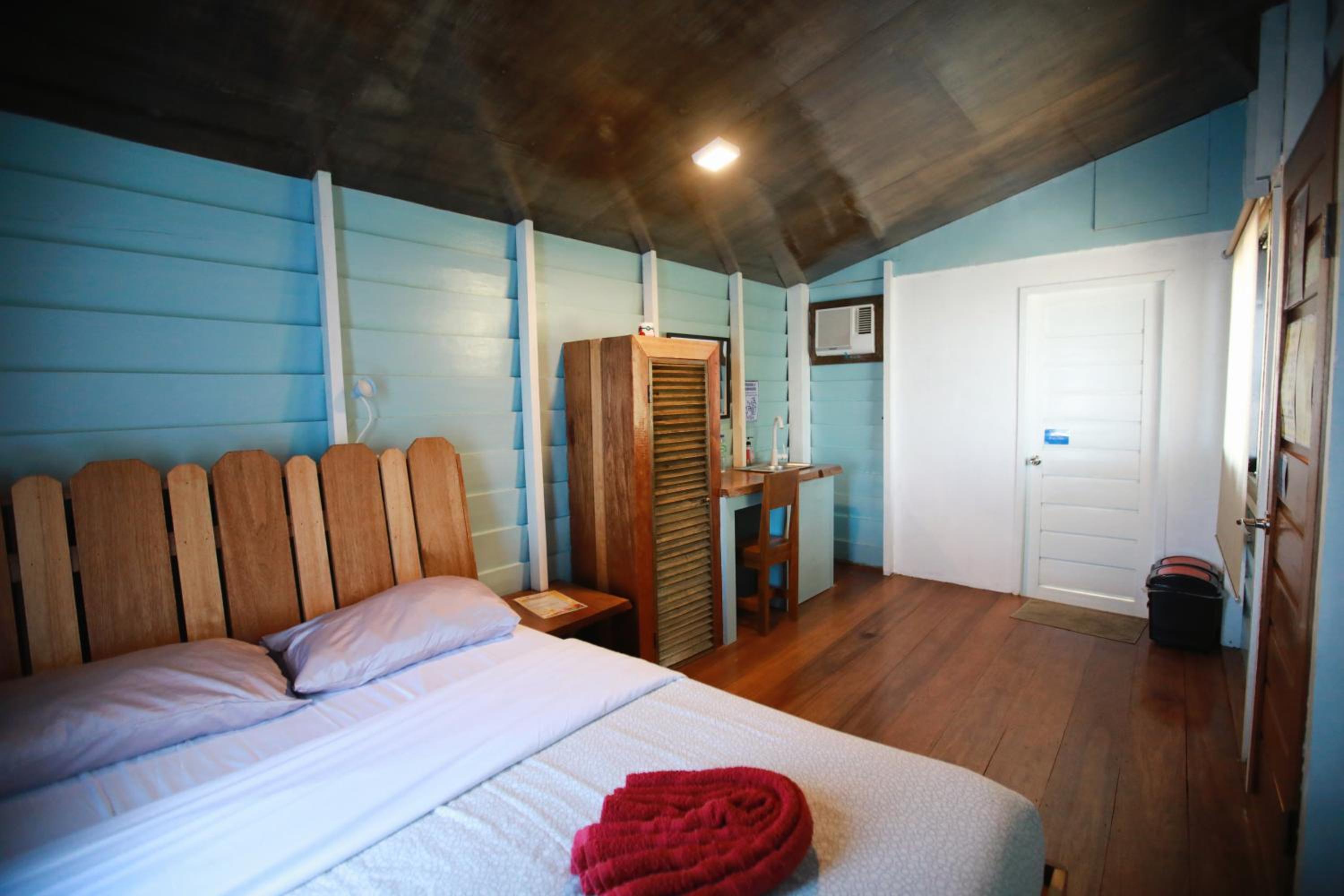 Queen Room with Sea View - Photo 9