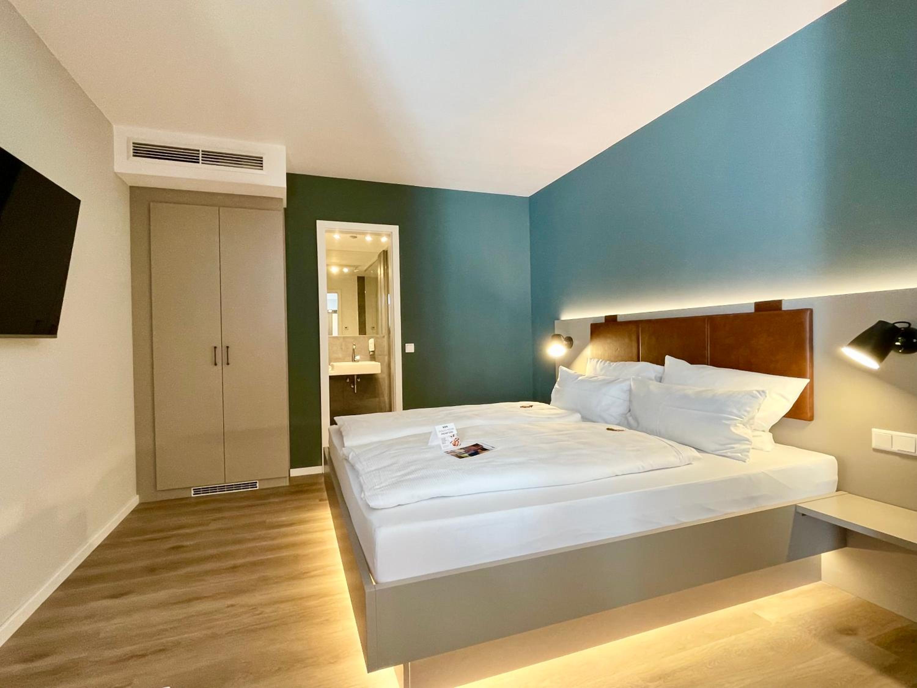 Apartment with Balcony - Photo 9