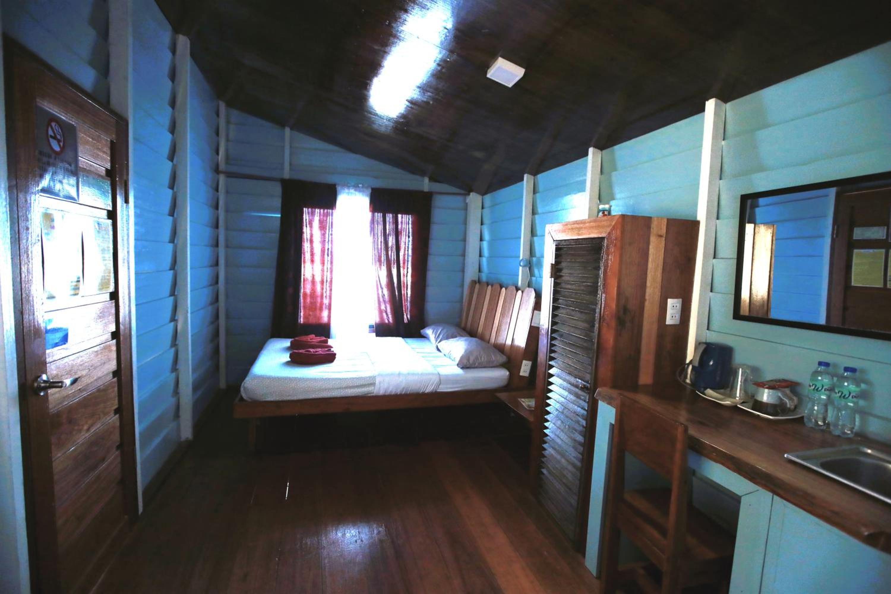 Queen Room with Sea View - Photo 11