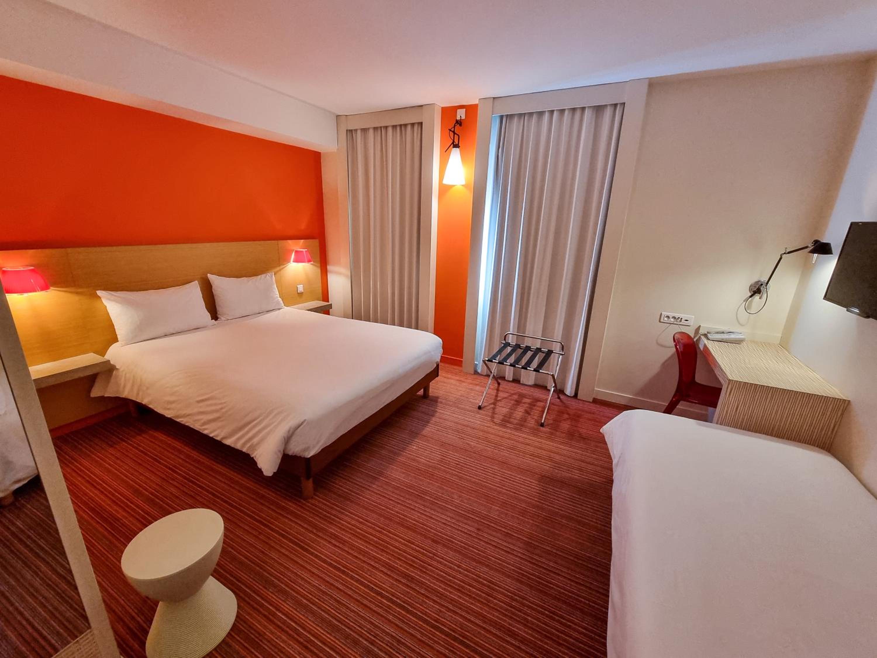 Standard Room with 1 Double and 1 Single Bed - Photo 3