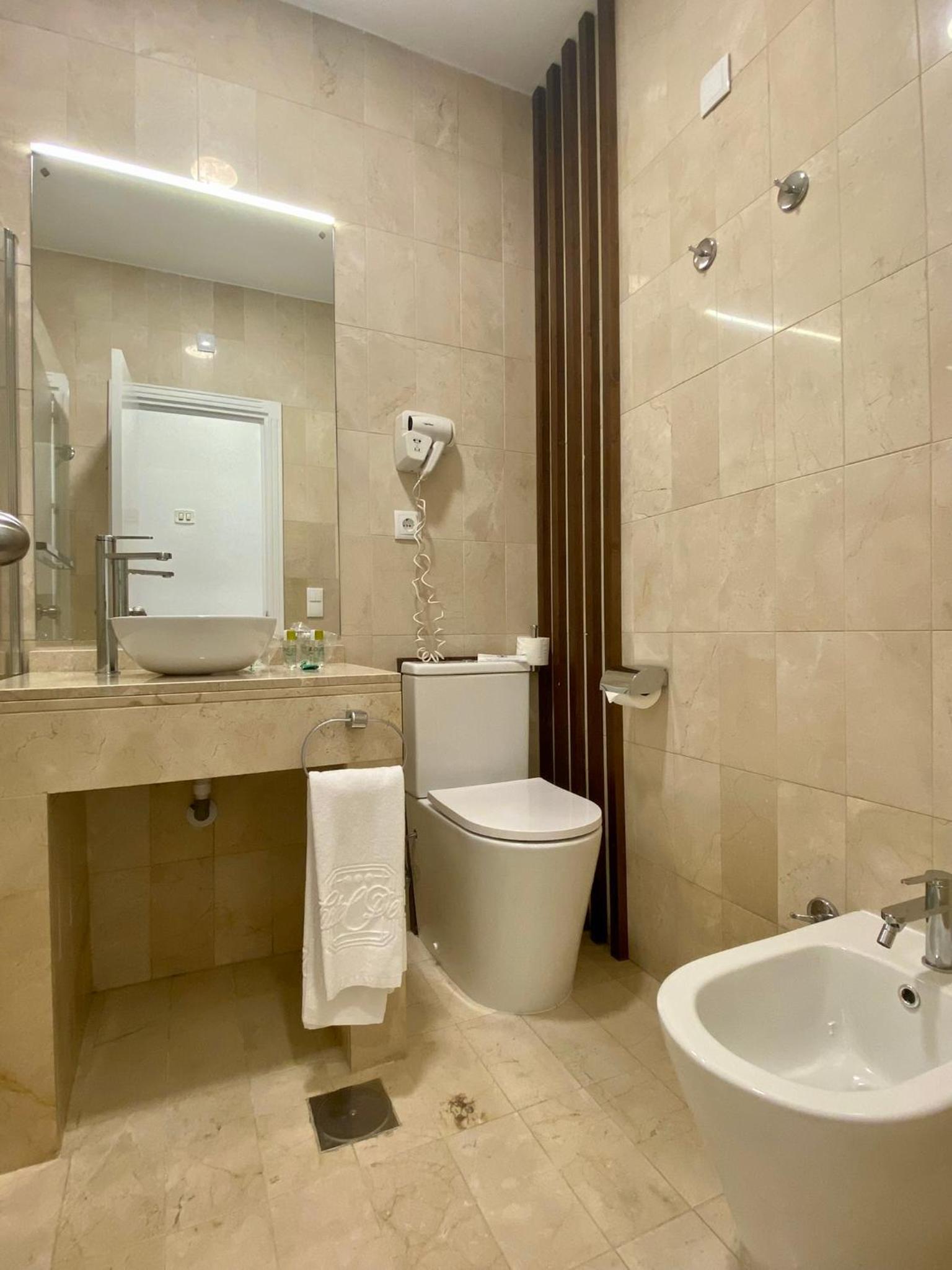 Double or Twin Room - Photo 4
