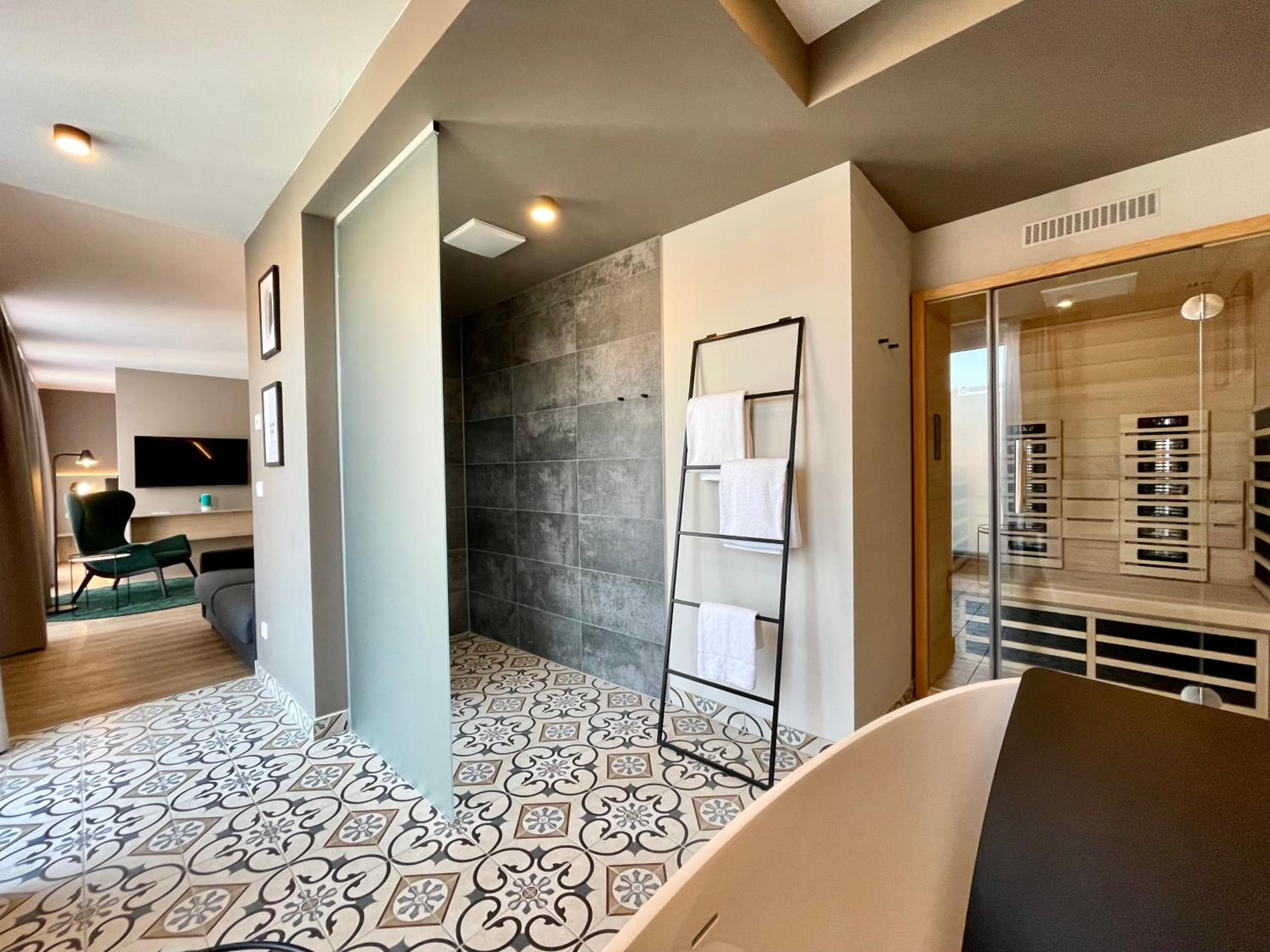 Apartment with Terrace - Photo 8