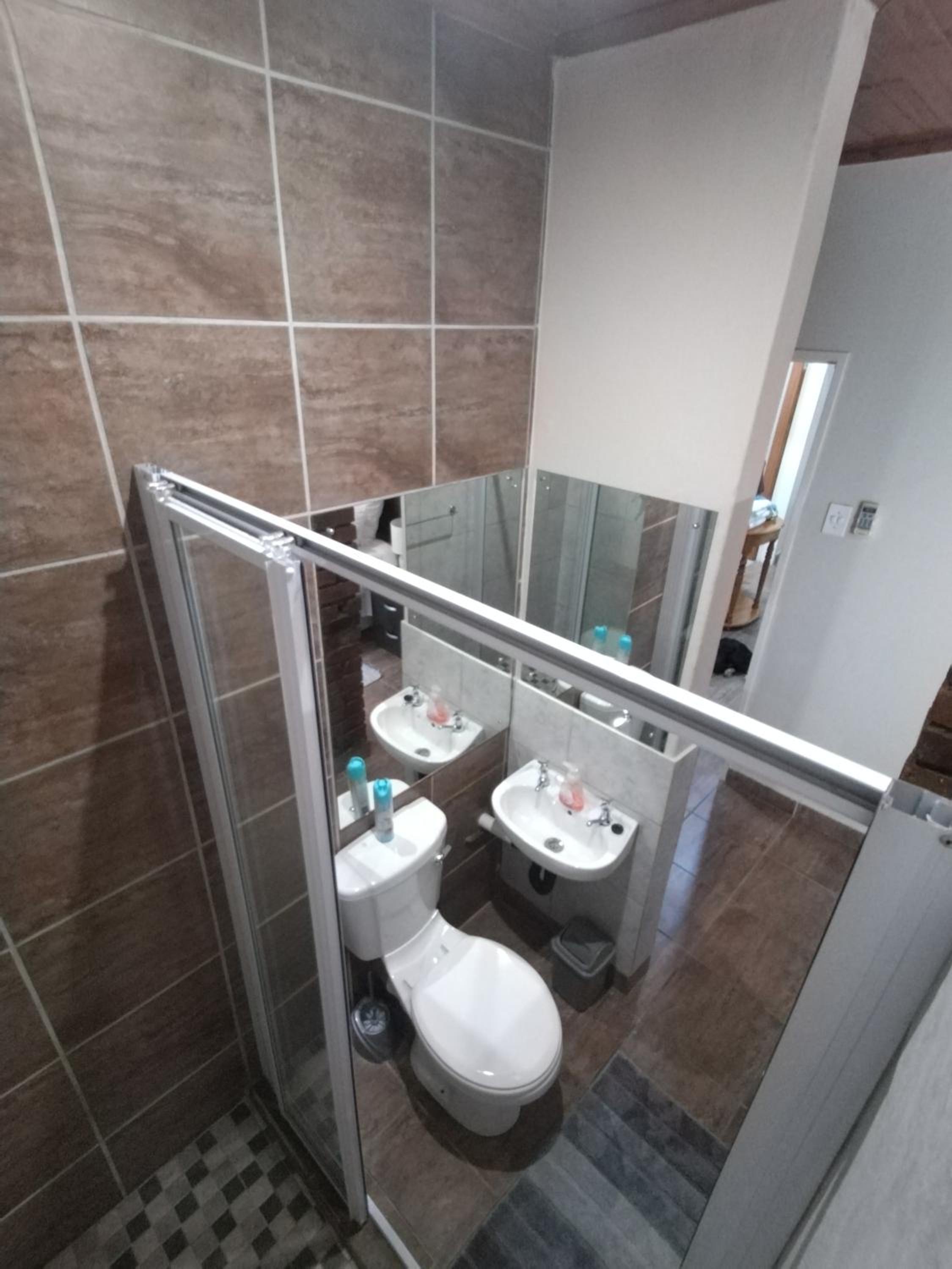 Double Room with Private Bathroom - Photo 2