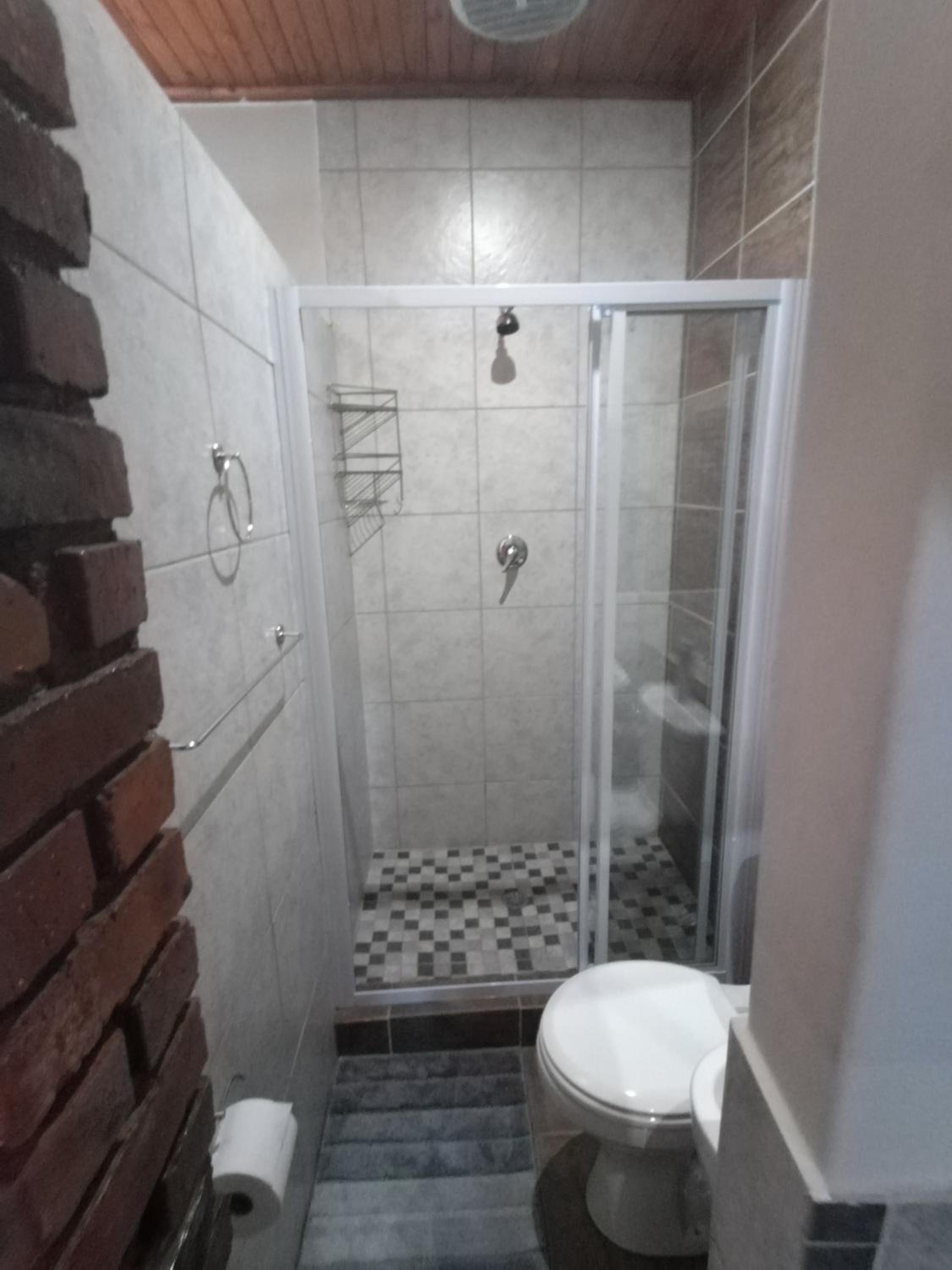 Double Room with Private Bathroom - Photo 3