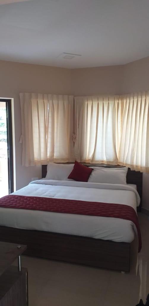 Deluxe Double Room (2 Adults + 1 Child) - Photo 5