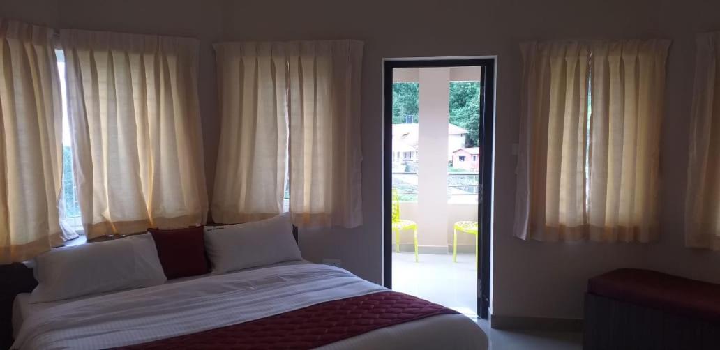 Deluxe Double Room (2 Adults + 1 Child) - Photo 2