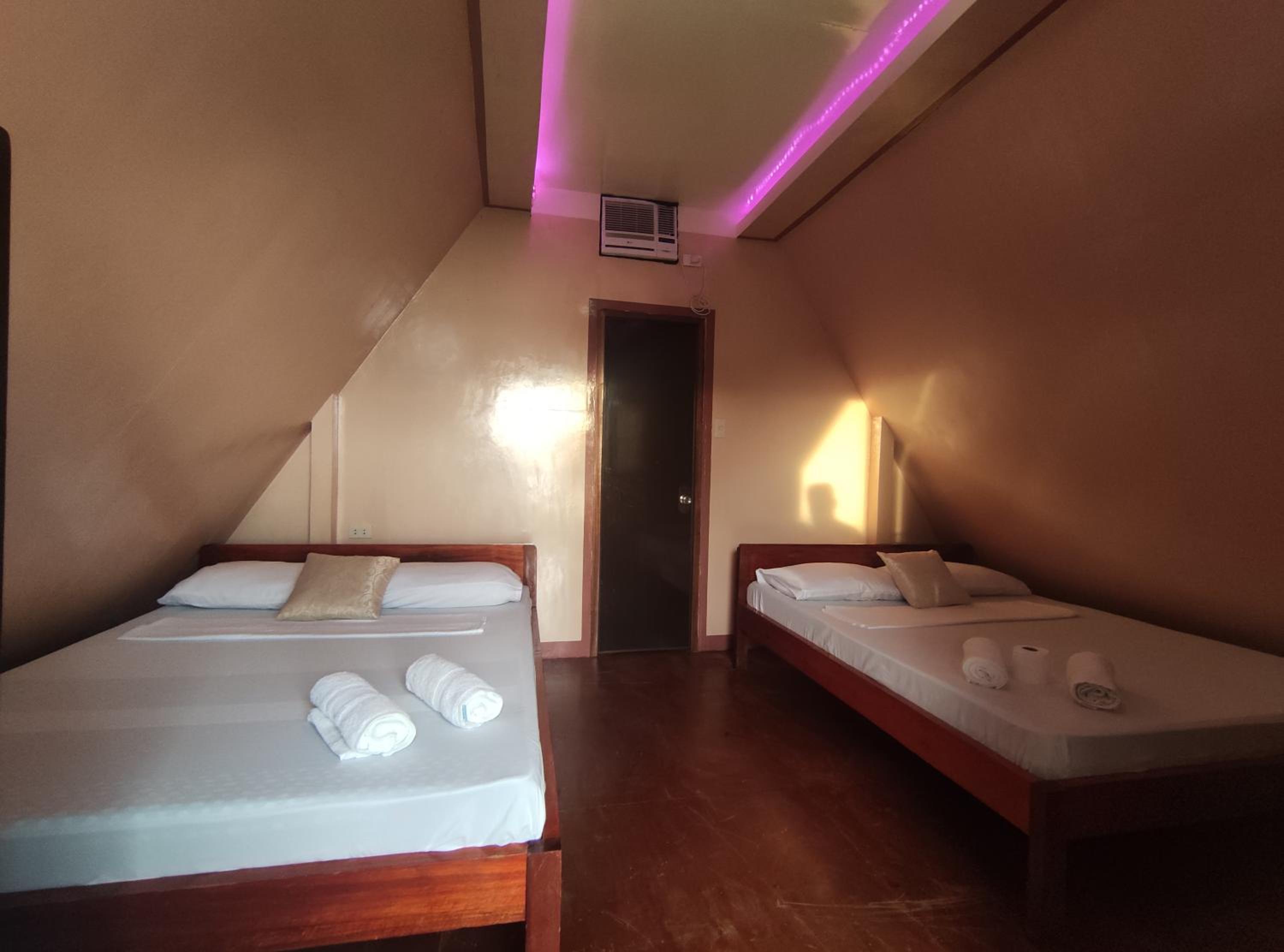Quadruple Room with Sea View - Photo 9