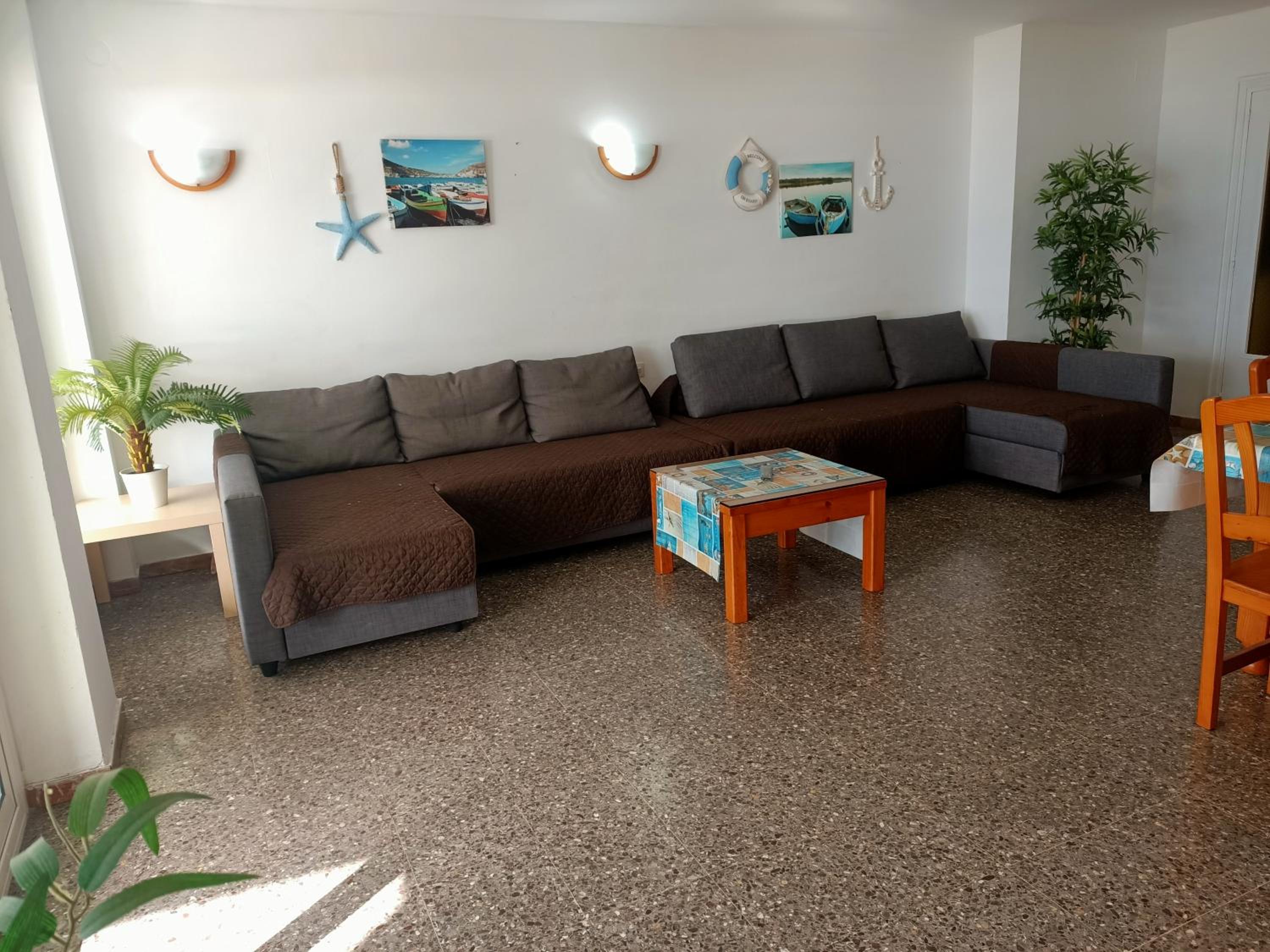 Apartamento de cuatro habitaciones con vista al mar