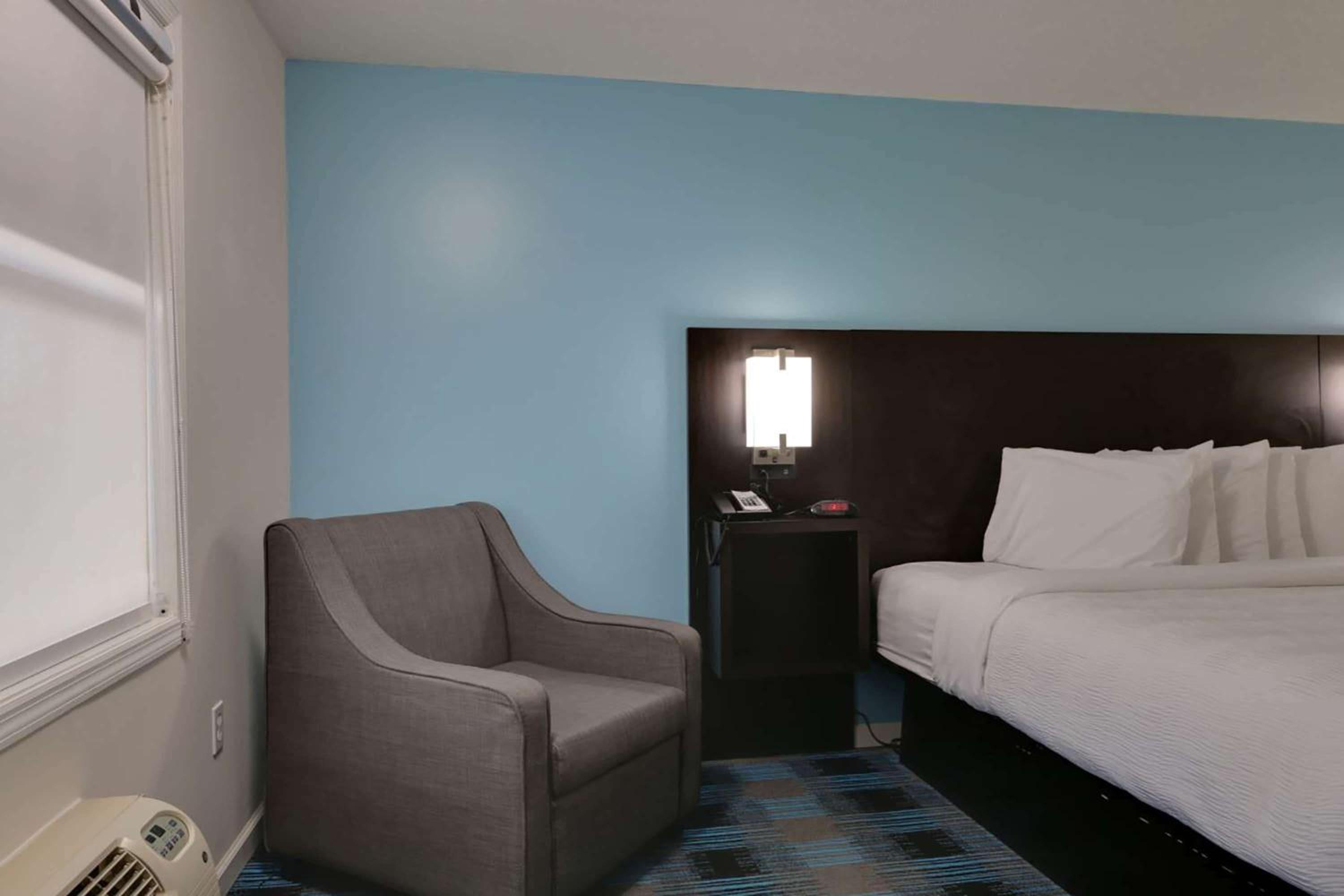 King Room with Roll-in Shower - Mobility Access/Non-Smoking photo 2