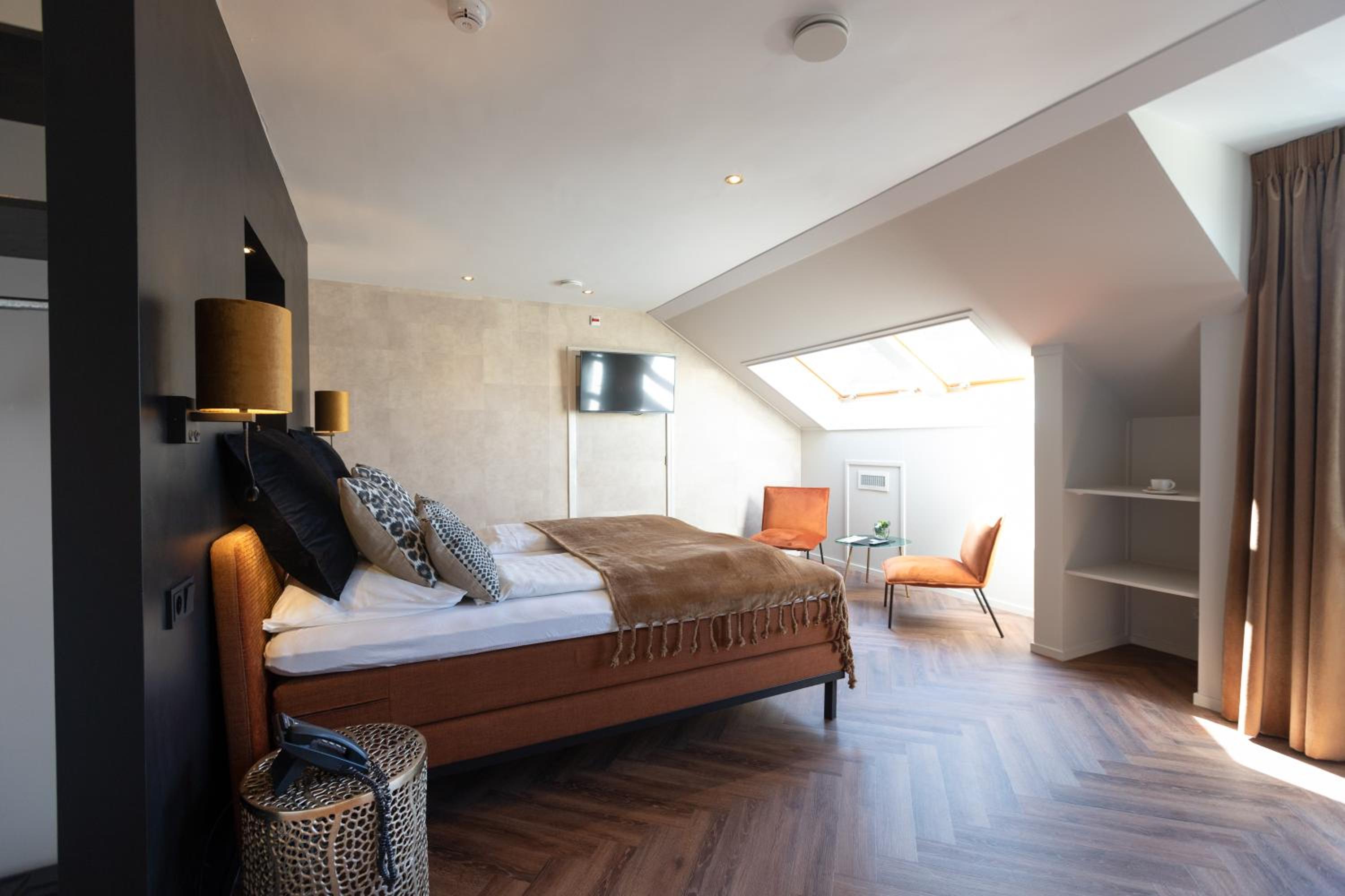 Deluxe Double Room with Balcony photo 2