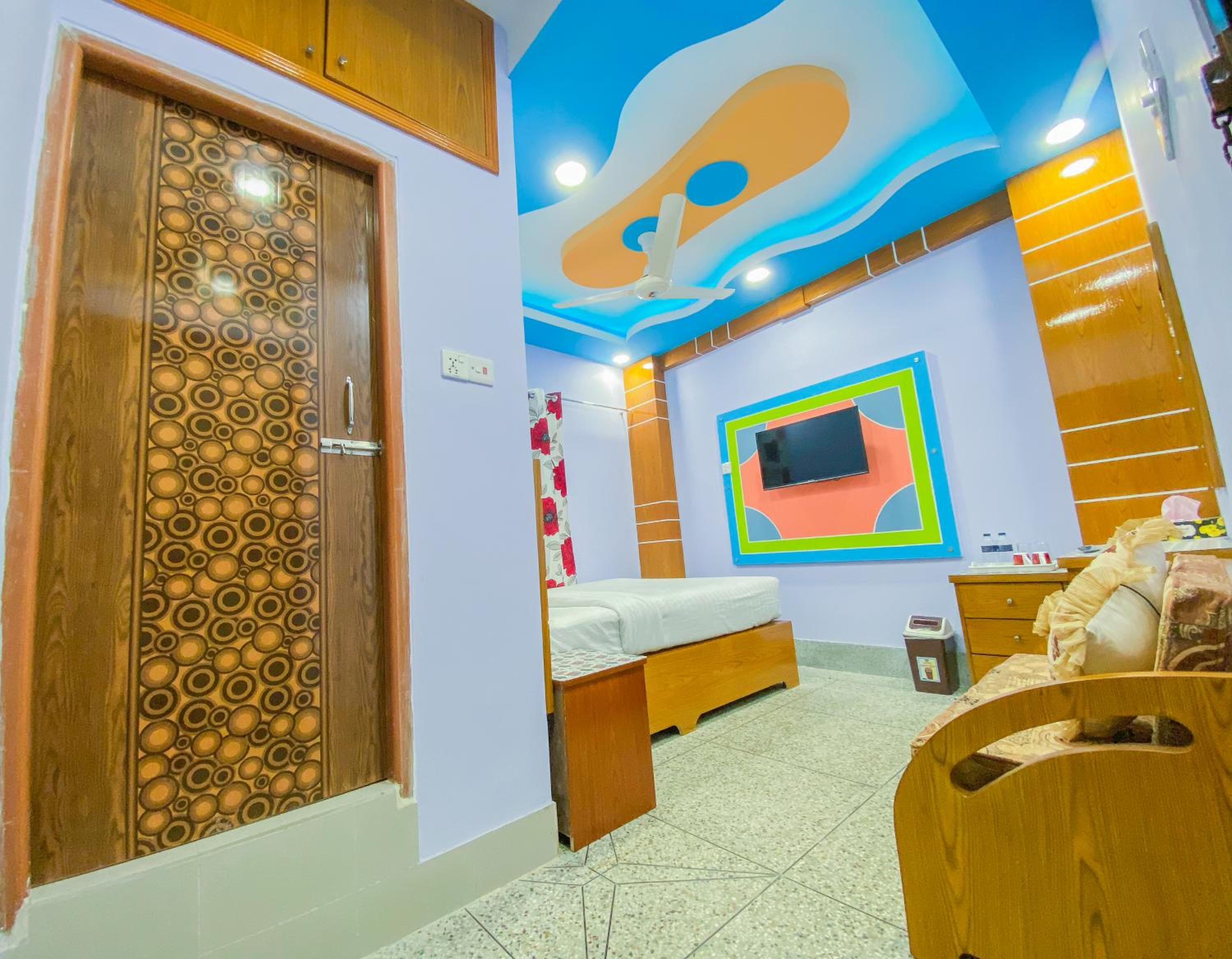 Superior Family Room - Photo 3