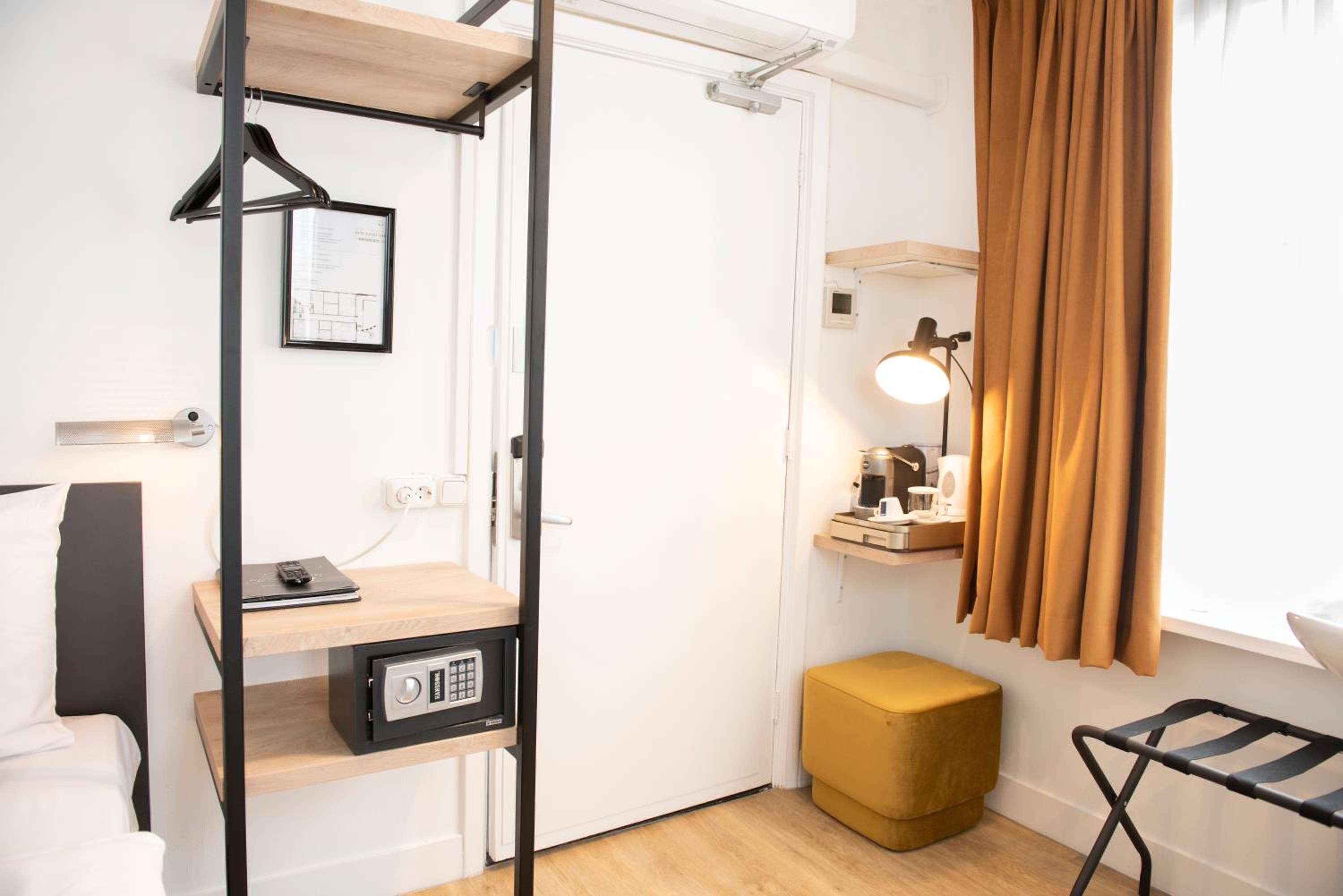 Budget Single Room with Open Bathroom photo 3