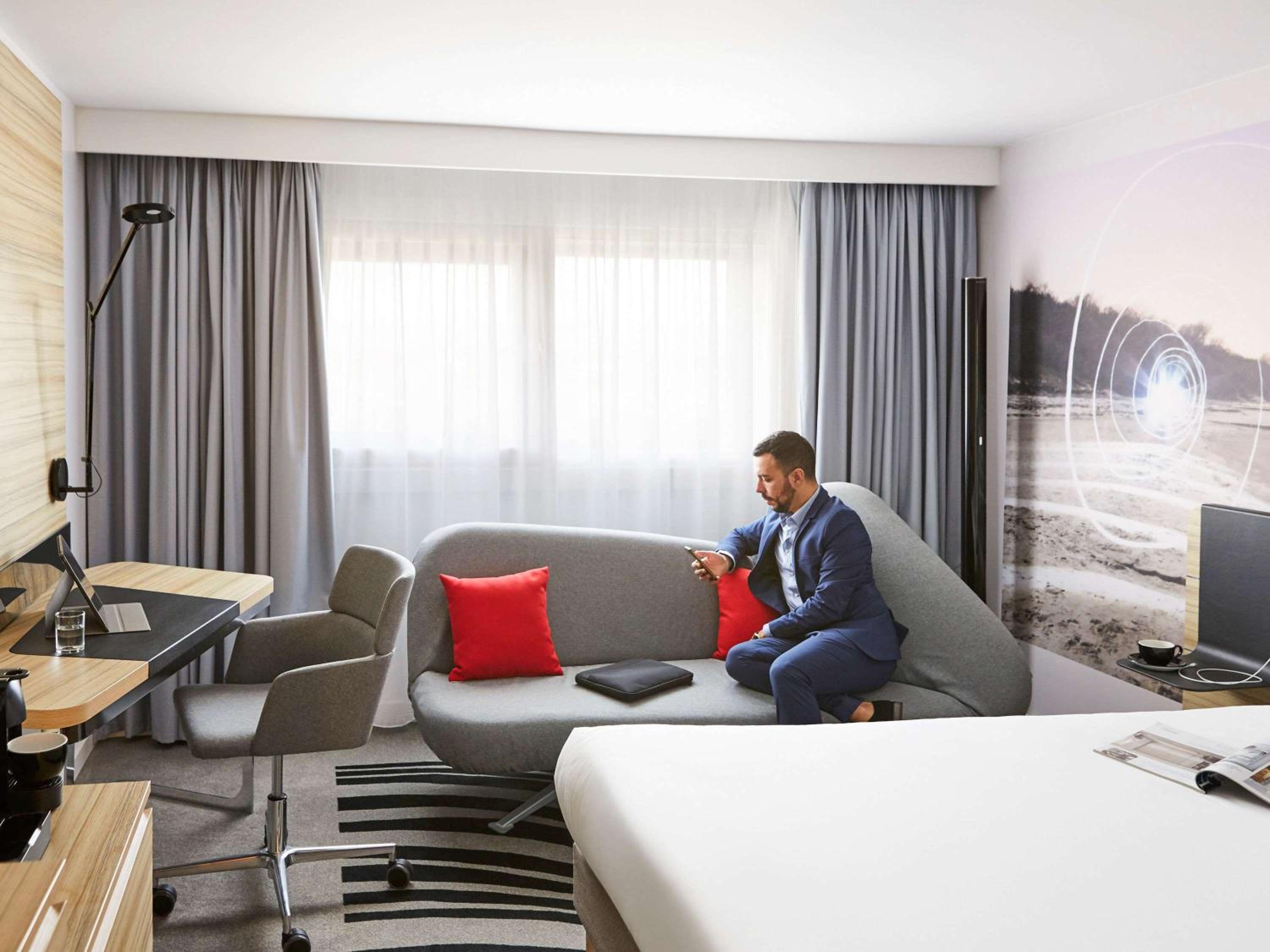 Standard Queen Room with Sofa Bed - Photo 2