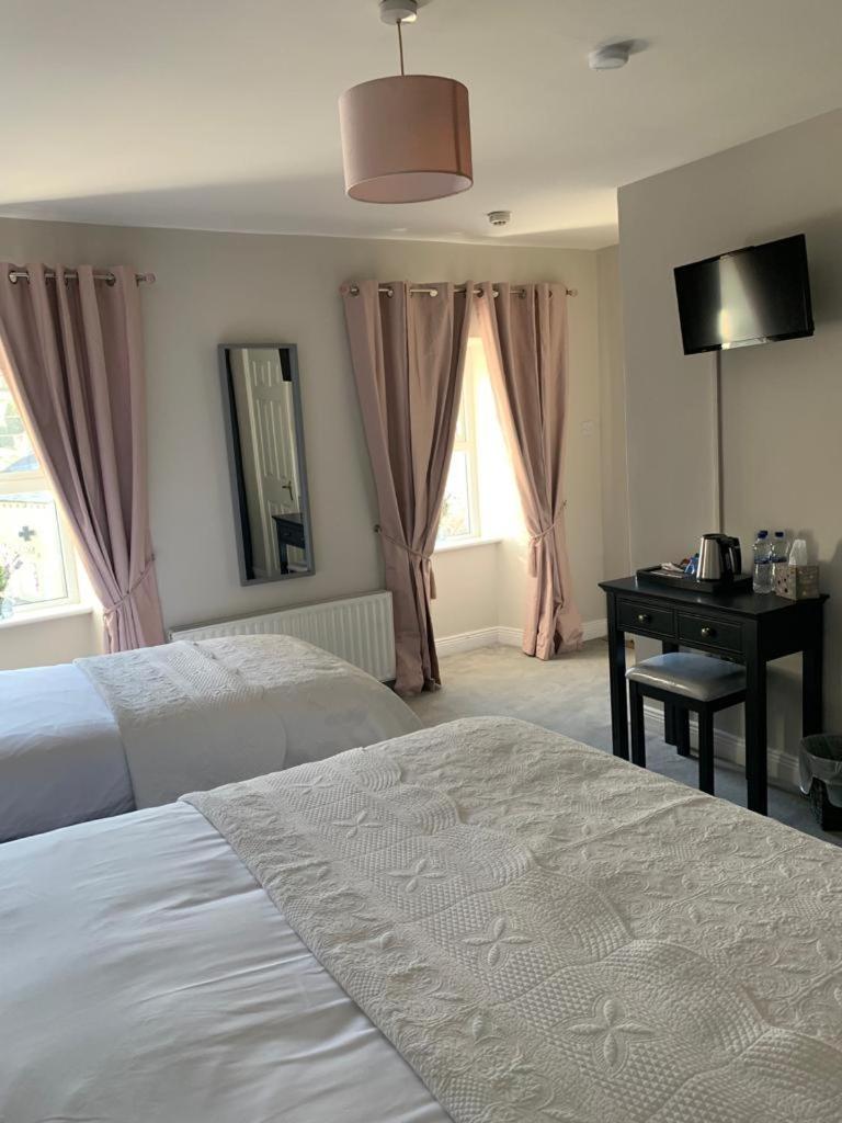 Twin Room with Private Bathroom - Photo 9