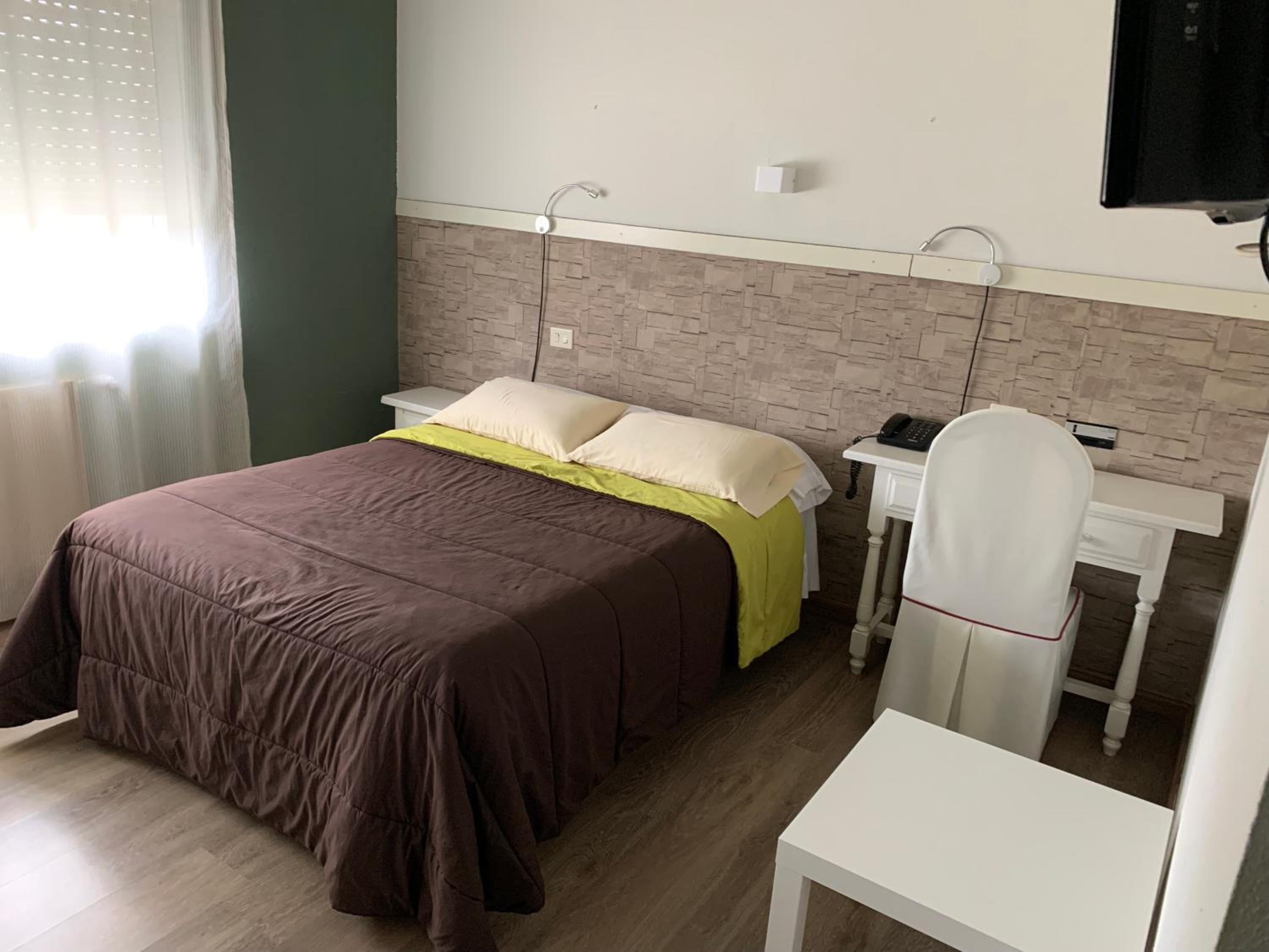 Twin Room - Photo 7