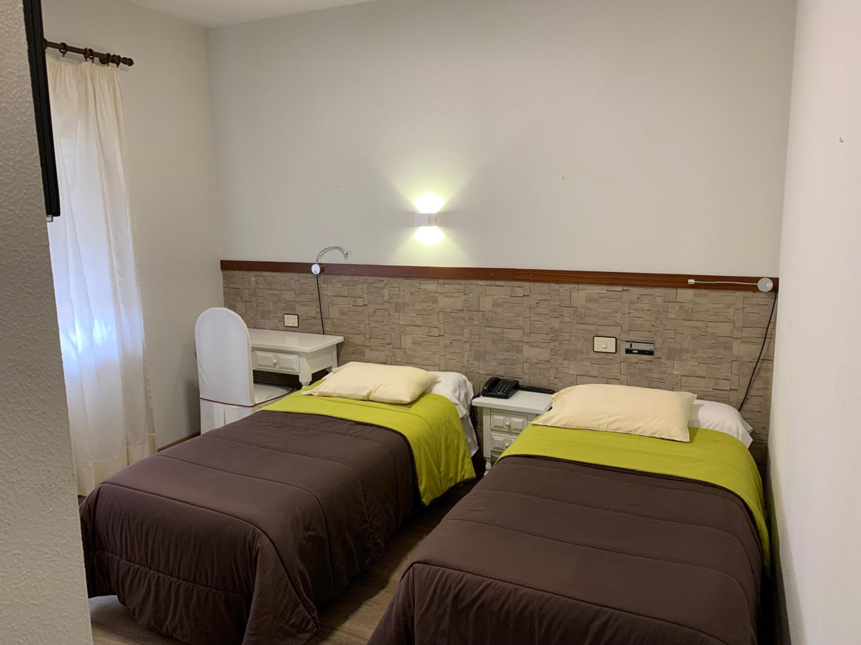 Twin Room - Photo 8