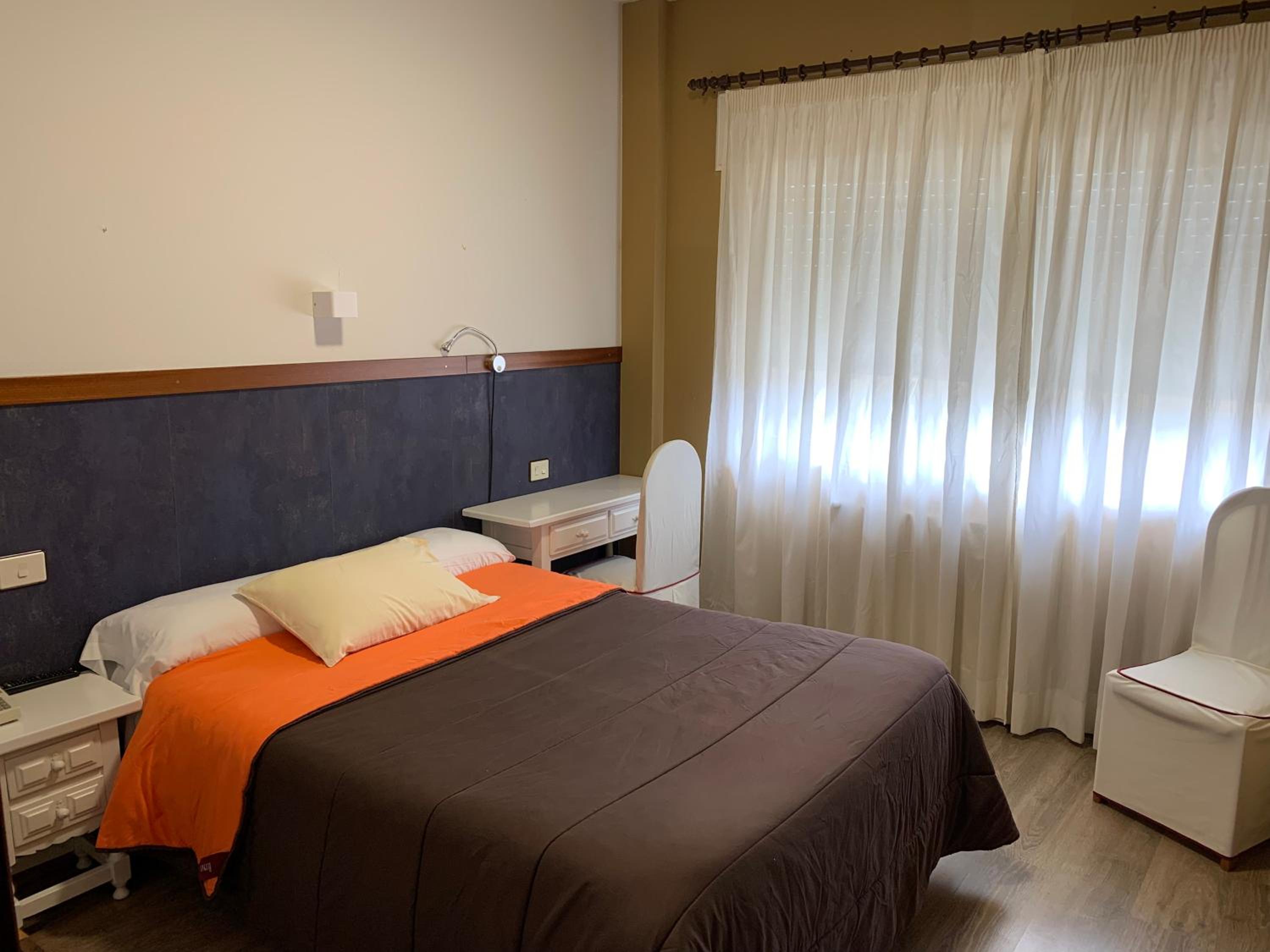 Twin Room - Photo 18