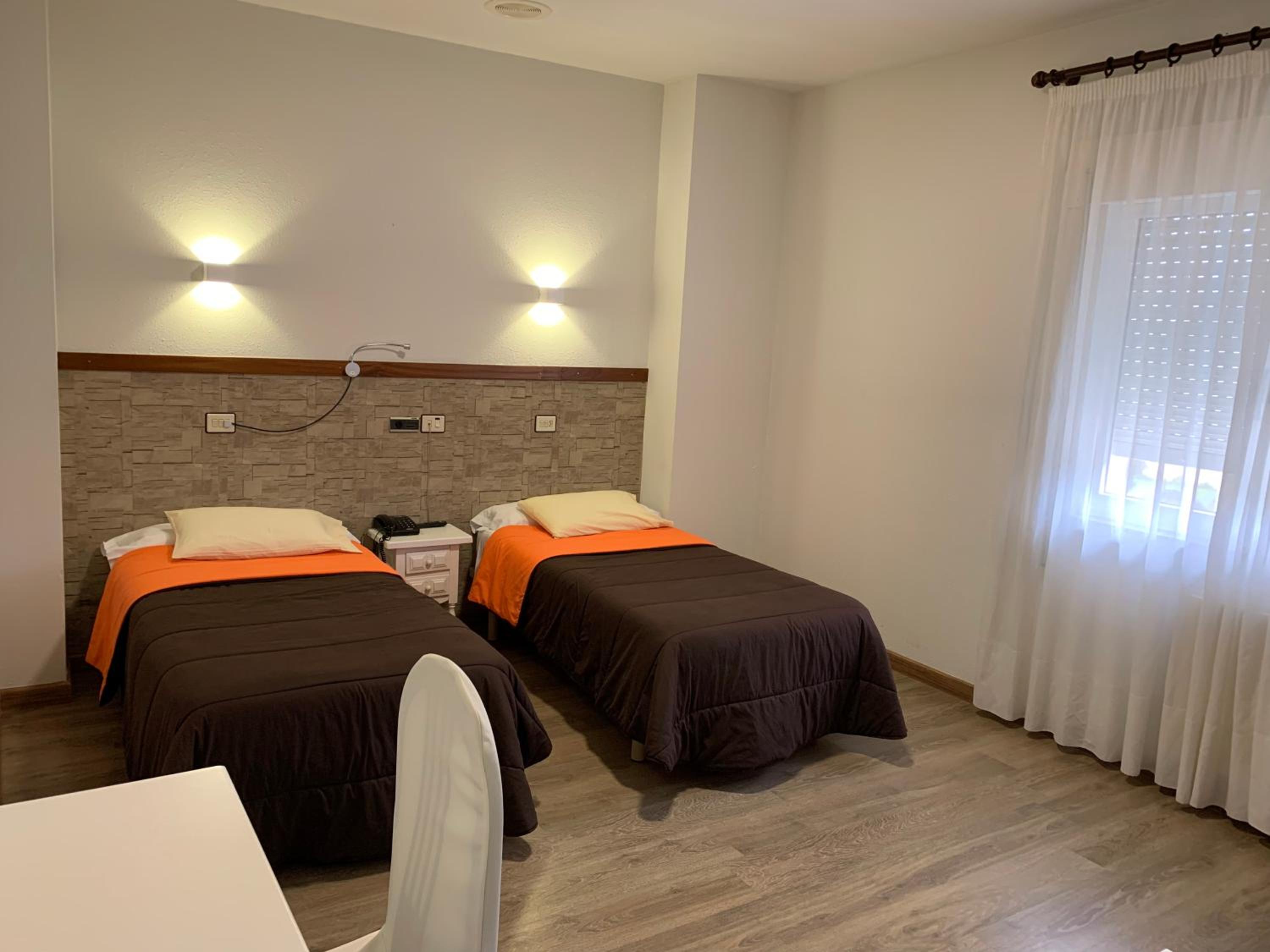 Twin Room - Photo 17
