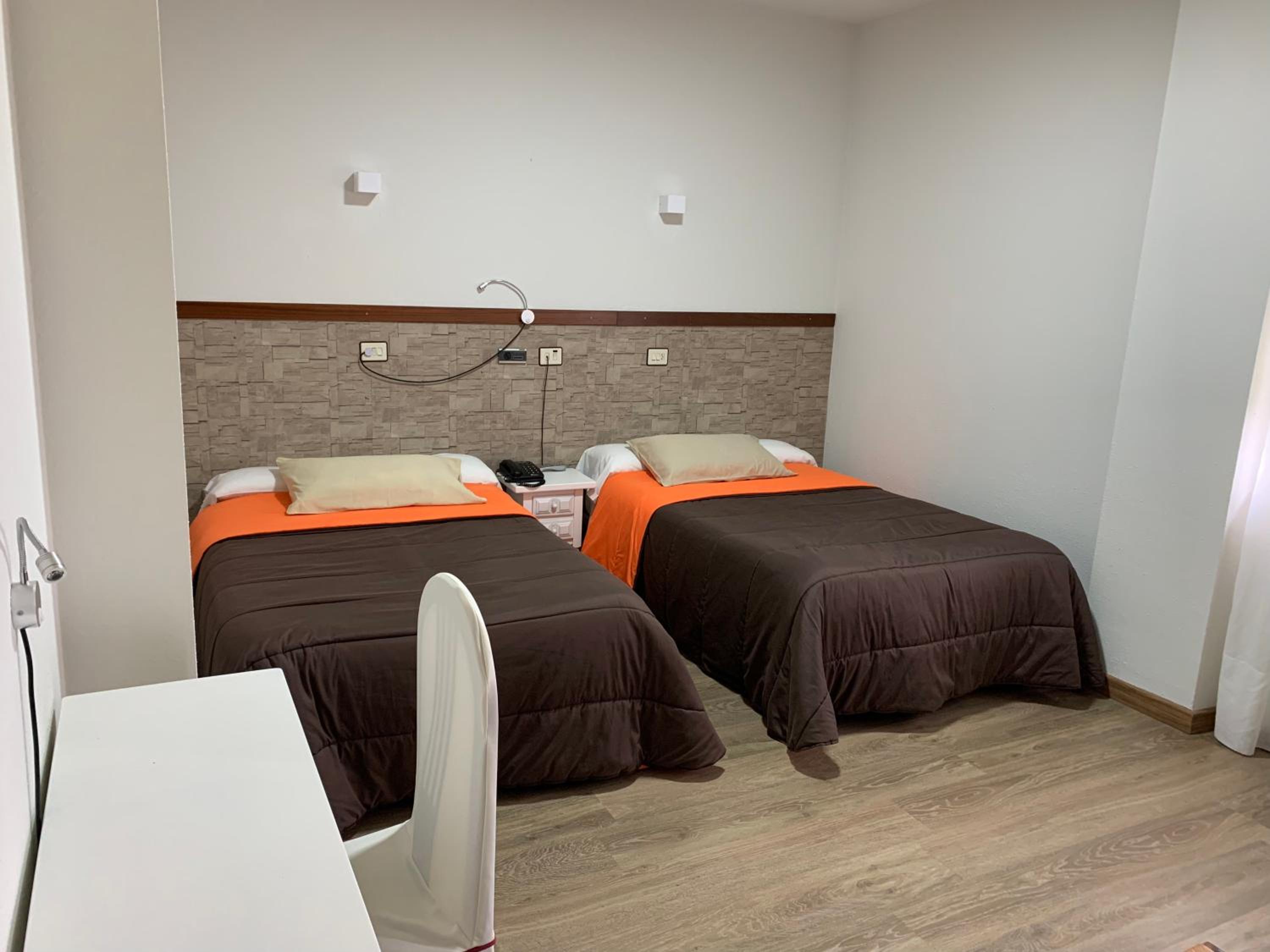 Twin Room - Photo 35